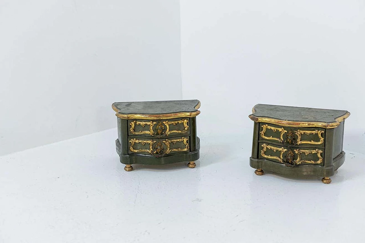 Coppia di comodini portagioie in legno laccato oro, '700 3