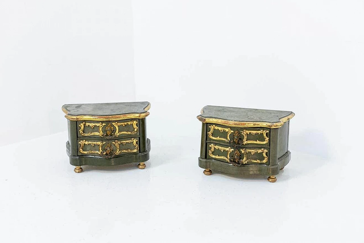 Pair of gold-lacquered wooden bedside cabinets, 18th century 4