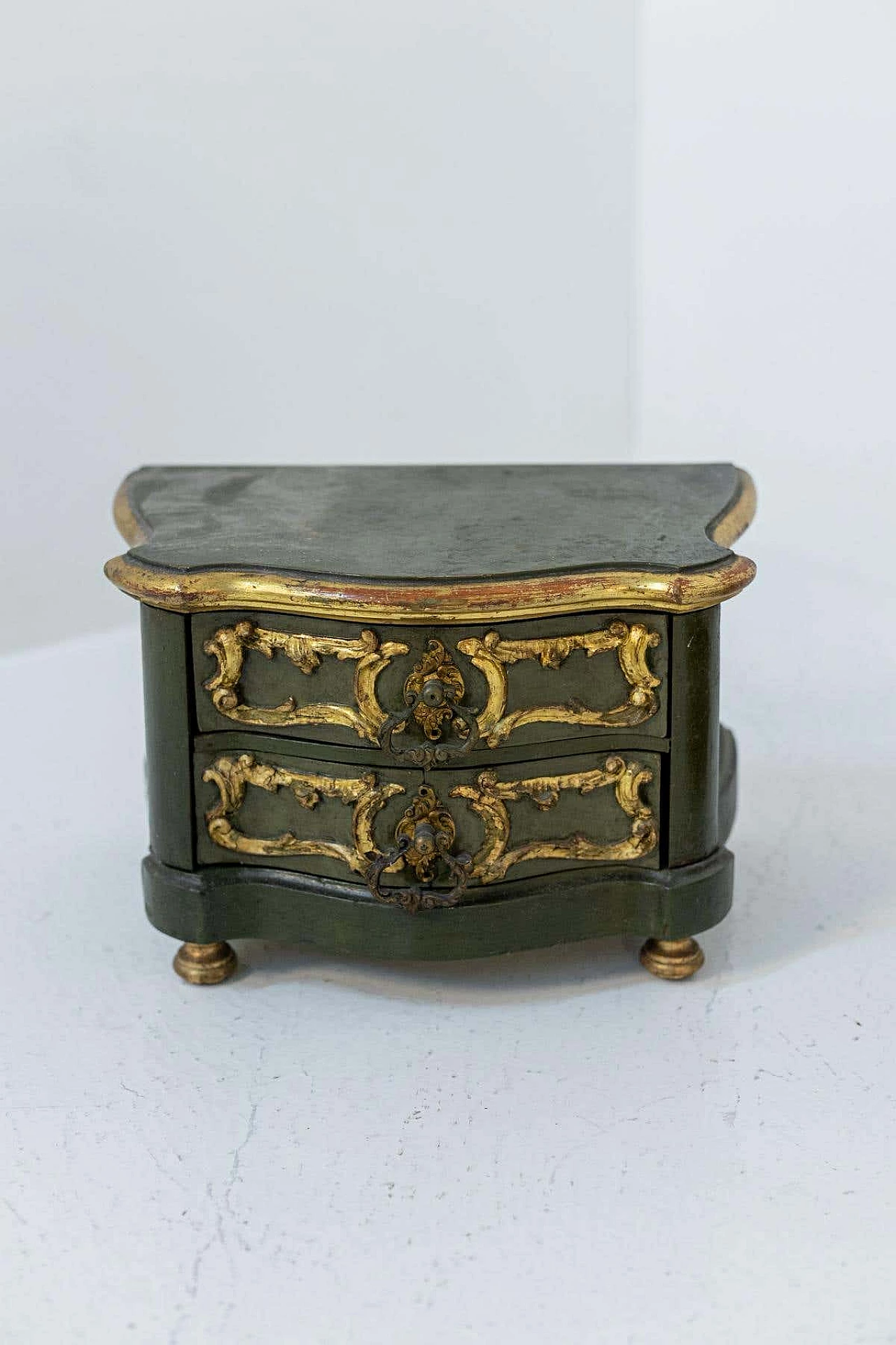 Pair of gold-lacquered wooden bedside cabinets, 18th century 5