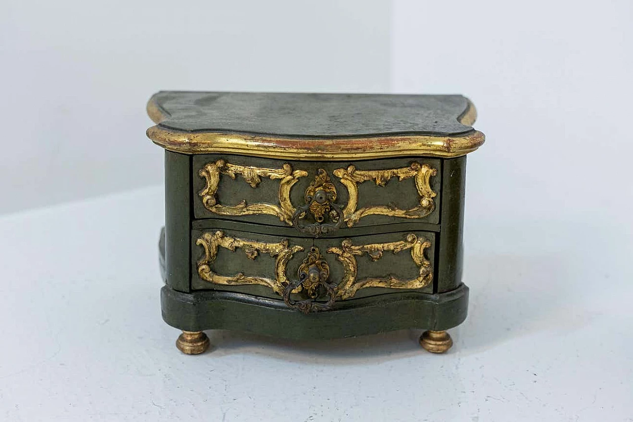 Pair of gold-lacquered wooden bedside cabinets, 18th century 6