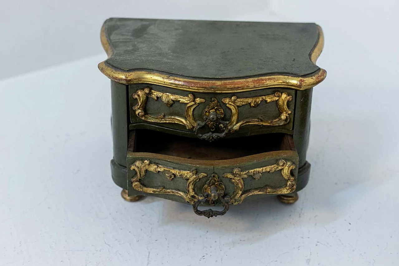 Pair of gold-lacquered wooden bedside cabinets, 18th century 7