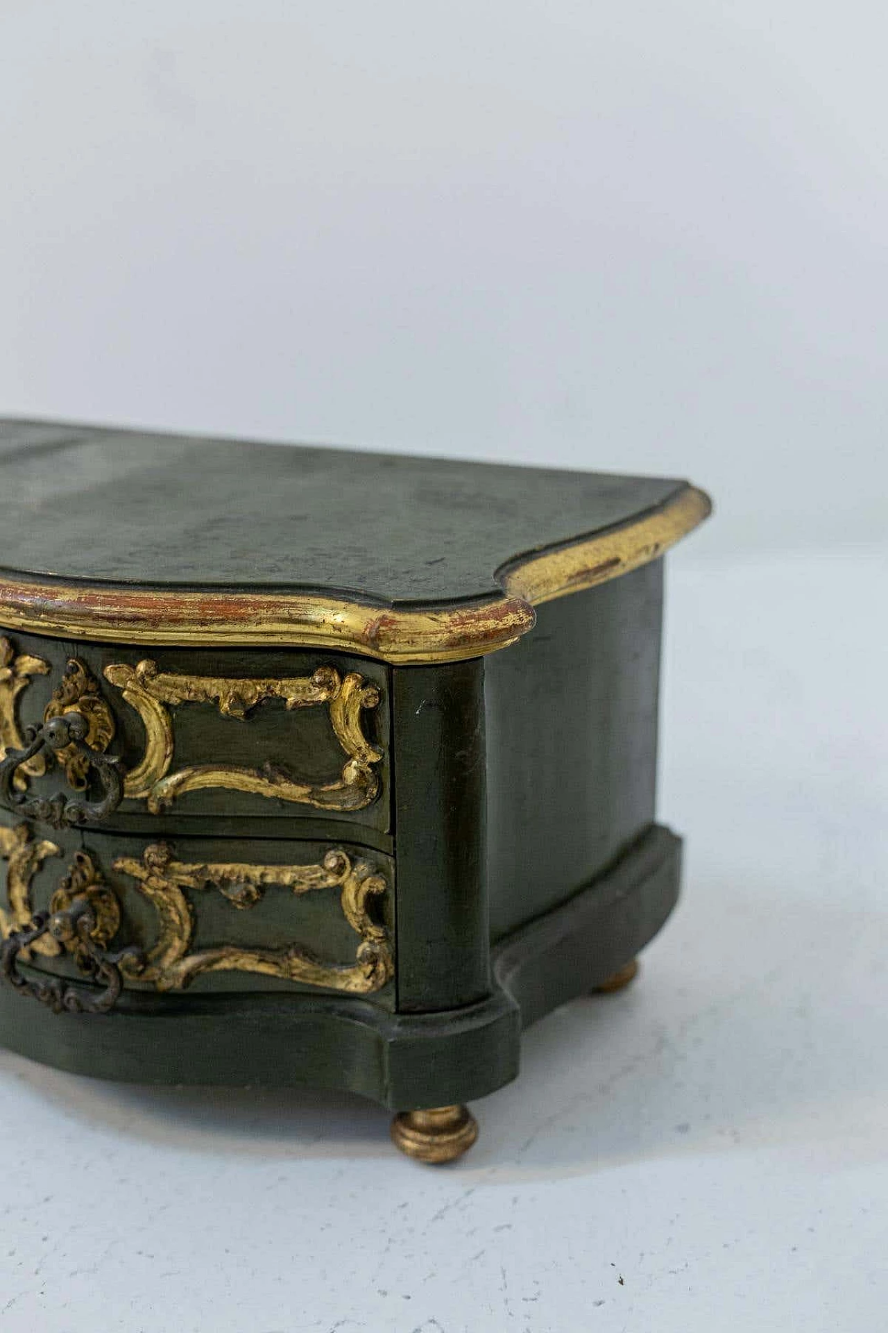 Pair of gold-lacquered wooden bedside cabinets, 18th century 9