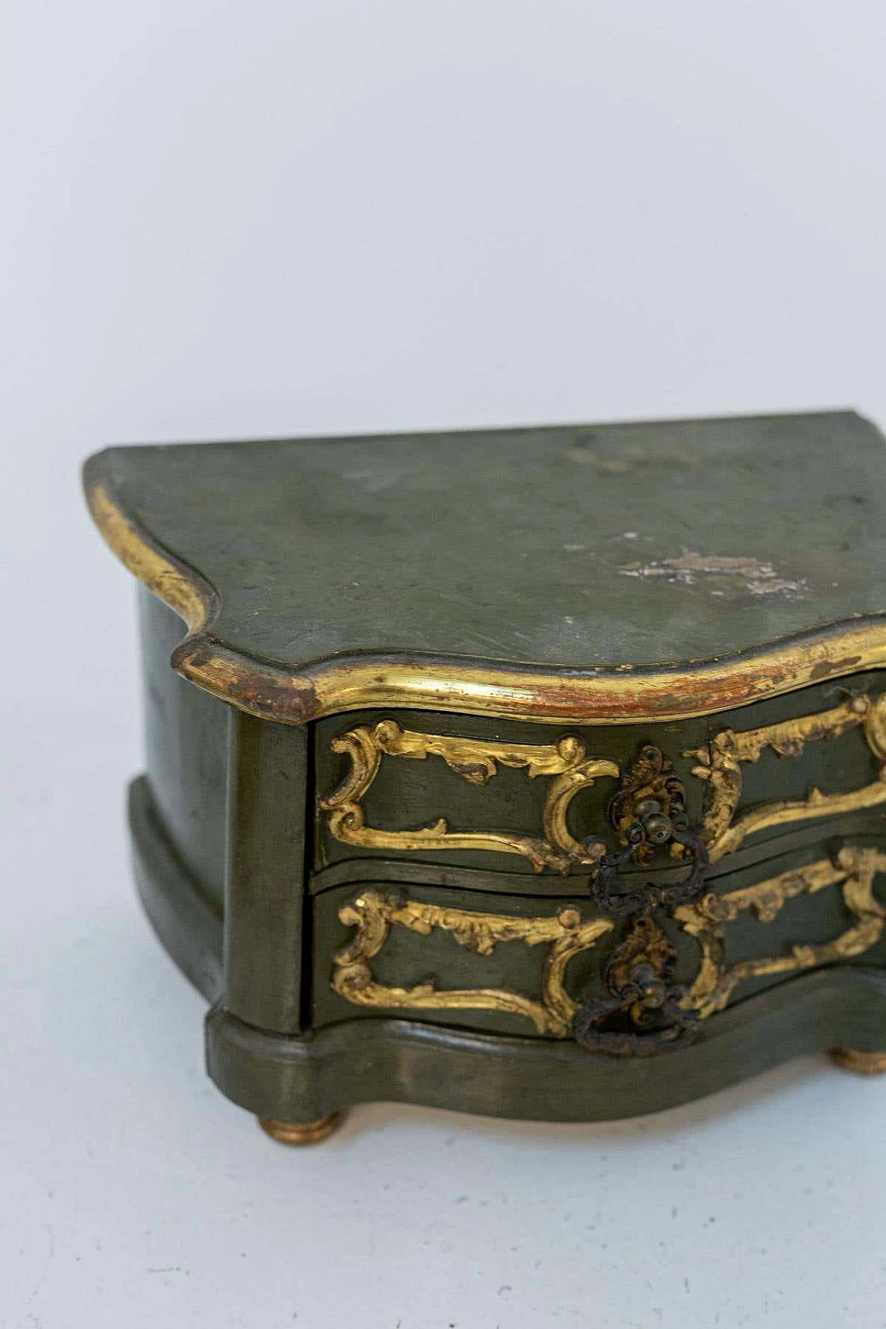 Coppia di comodini portagioie in legno laccato oro, '700 10