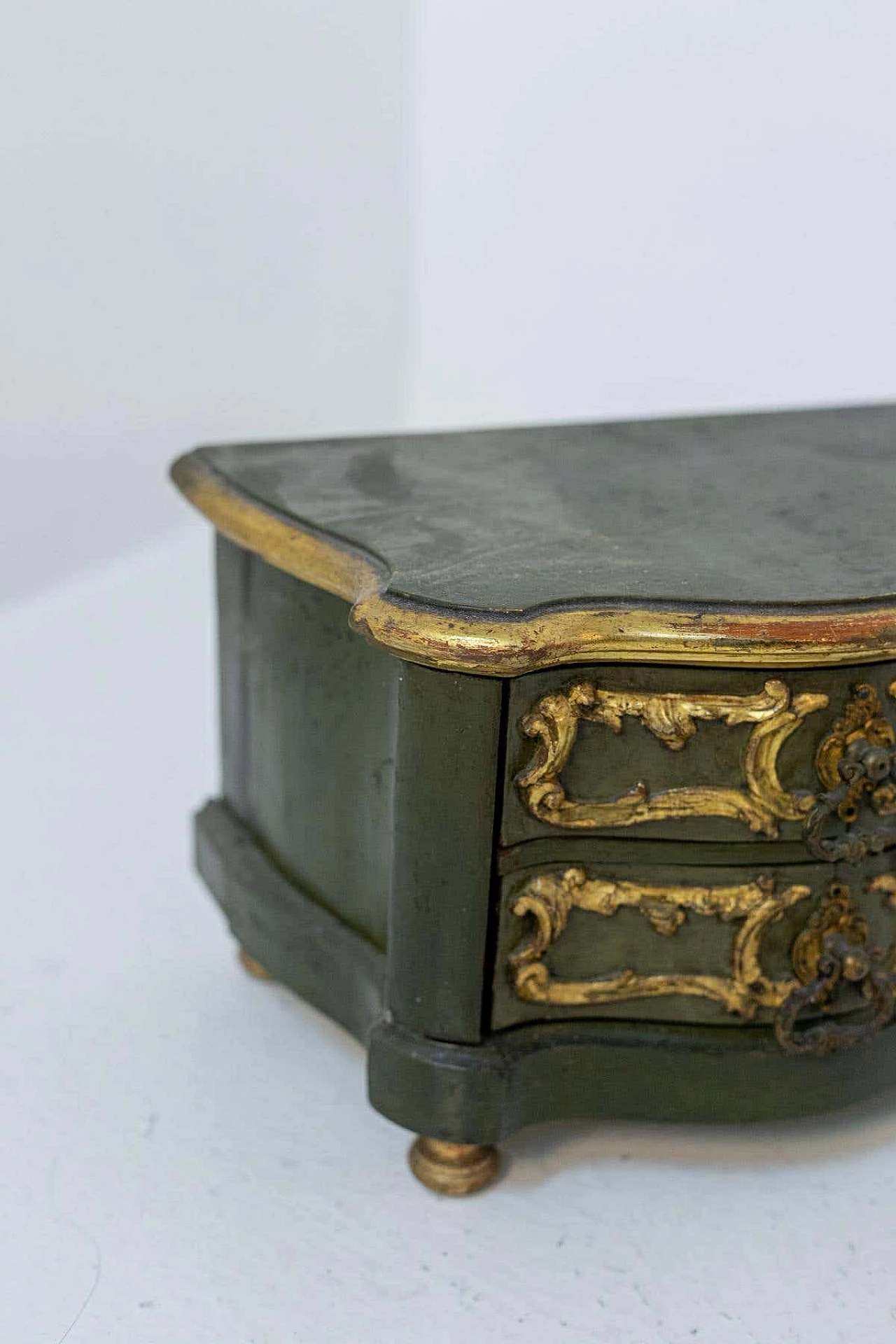 Coppia di comodini portagioie in legno laccato oro, '700 11