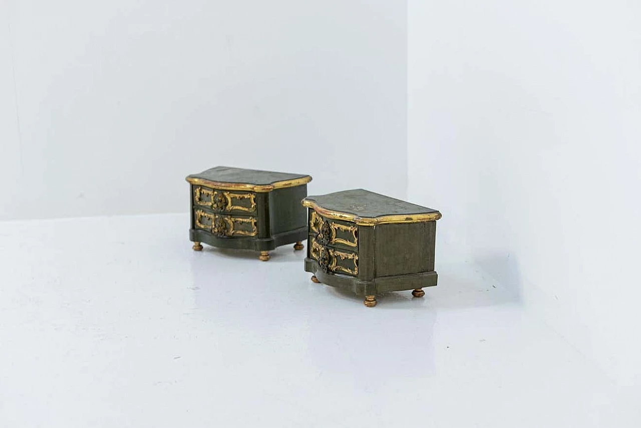 Coppia di comodini portagioie in legno laccato oro, '700 13