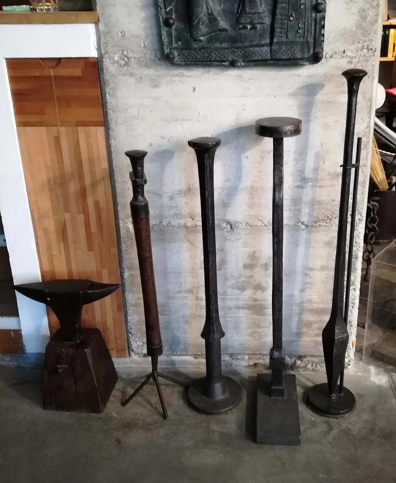 Tempered steel anvil with wood stand, 19th century 7