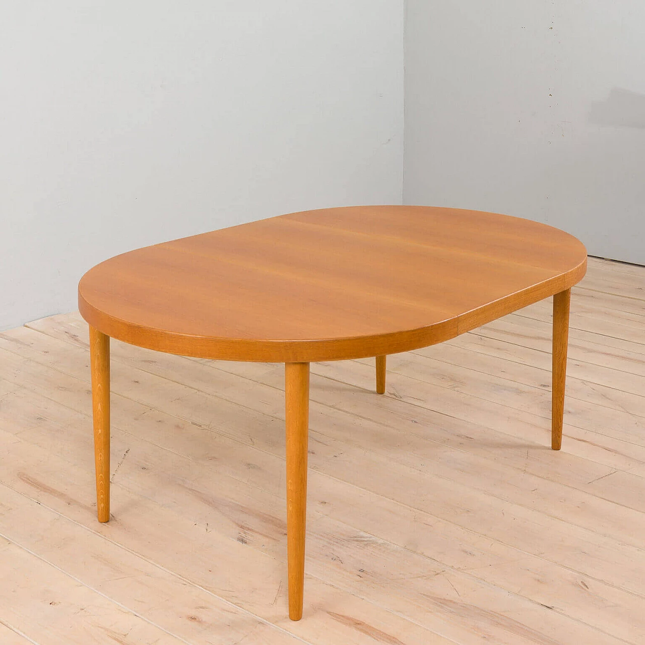 Extendable round oak table attributed to Kai Kristiansen, 1960s 4