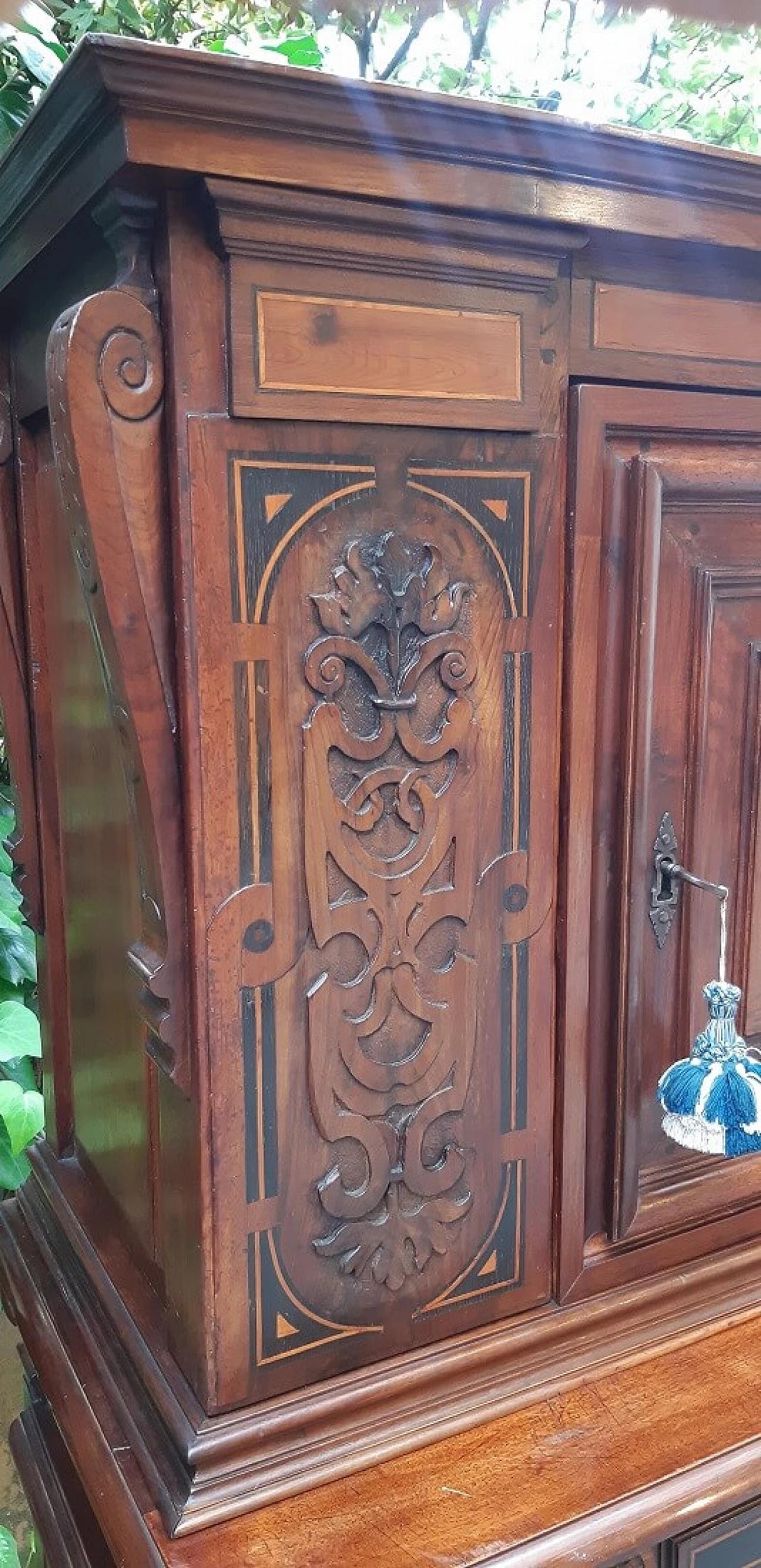 Two-body sideboard in filleted and carved walnut, late 18th century 1