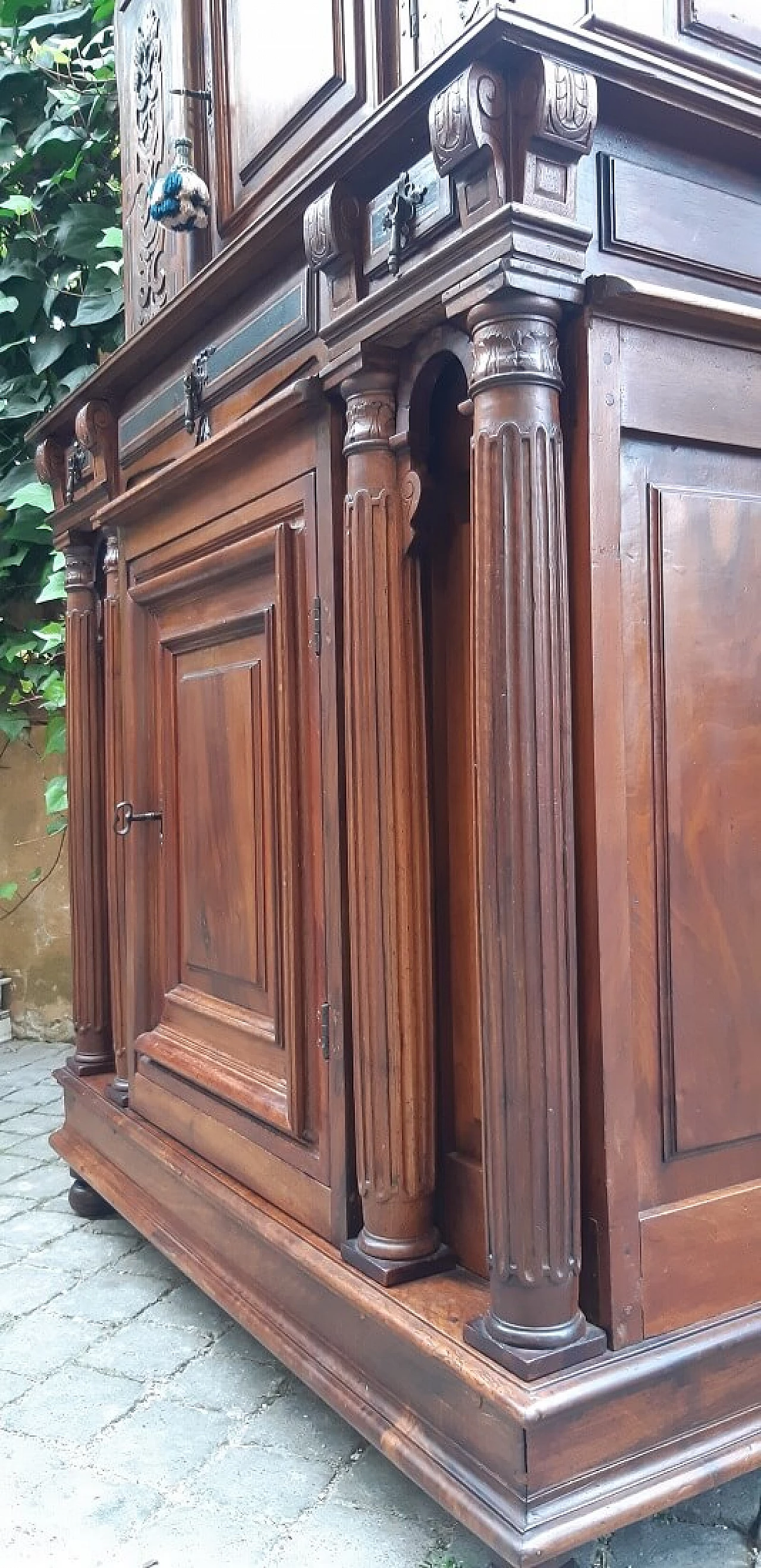 Two-body sideboard in filleted and carved walnut, late 18th century 2