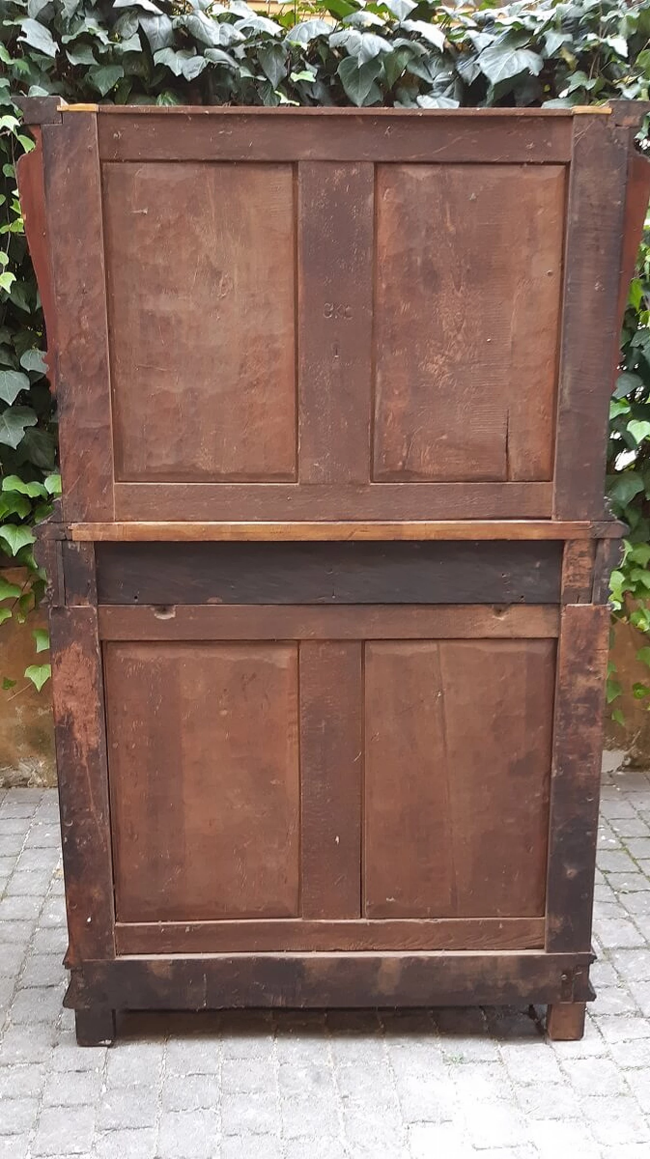 Two-body sideboard in filleted and carved walnut, late 18th century 3