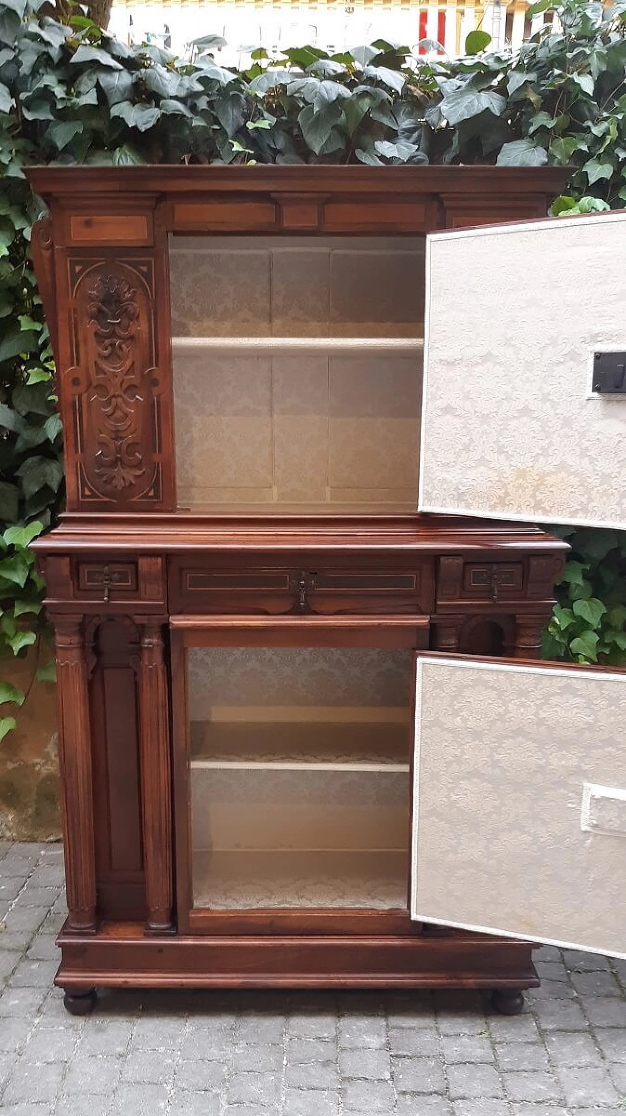 Two-body sideboard in filleted and carved walnut, late 18th century 5