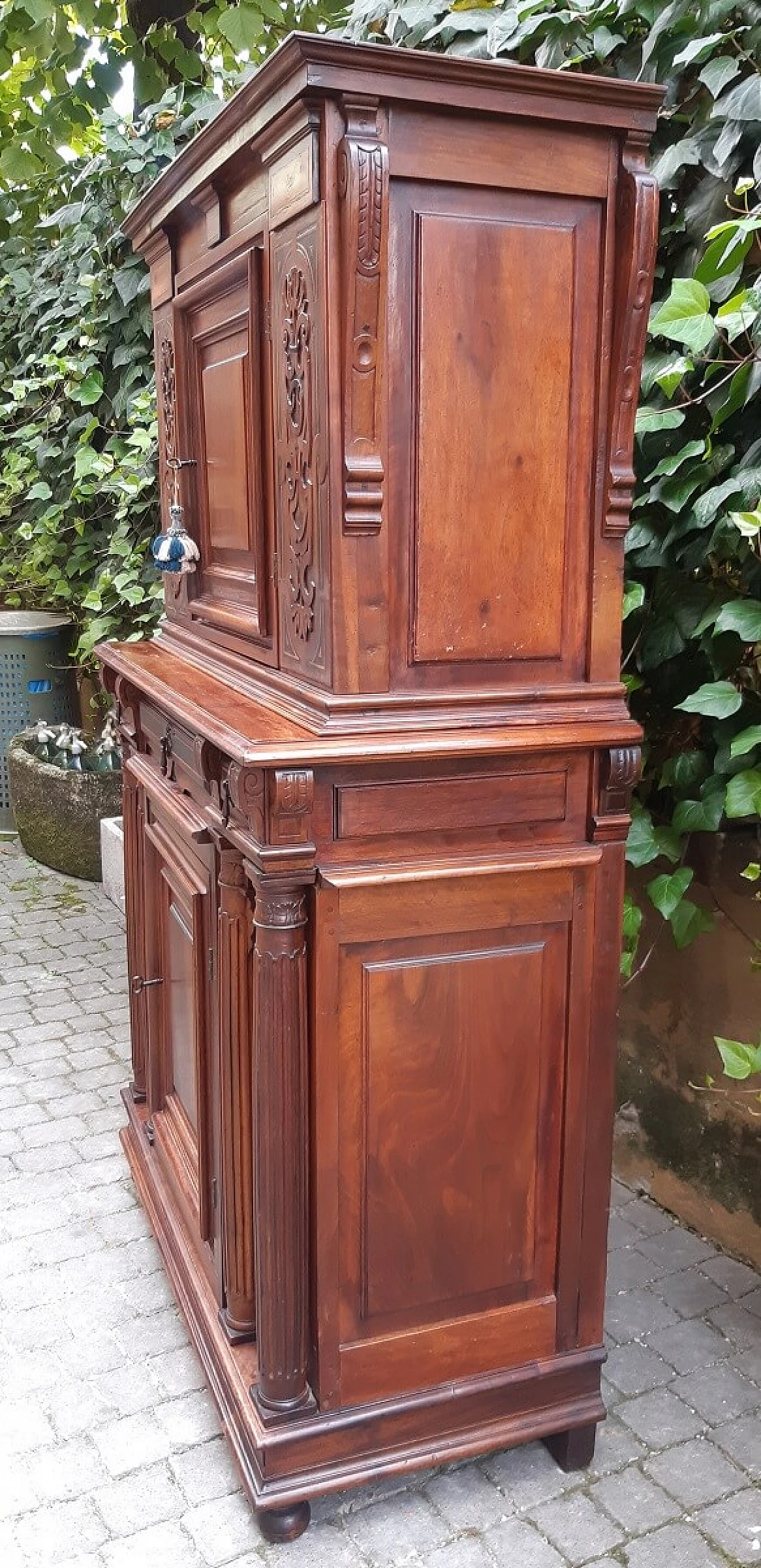 Two-body sideboard in filleted and carved walnut, late 18th century 6