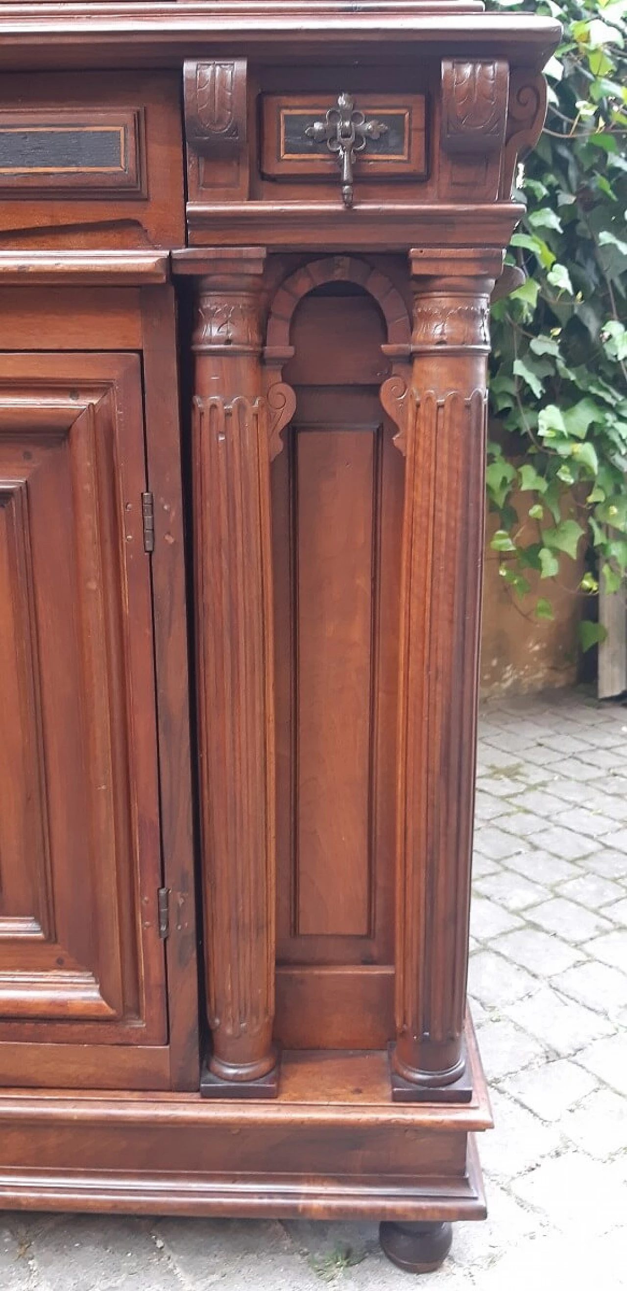 Two-body sideboard in filleted and carved walnut, late 18th century 7