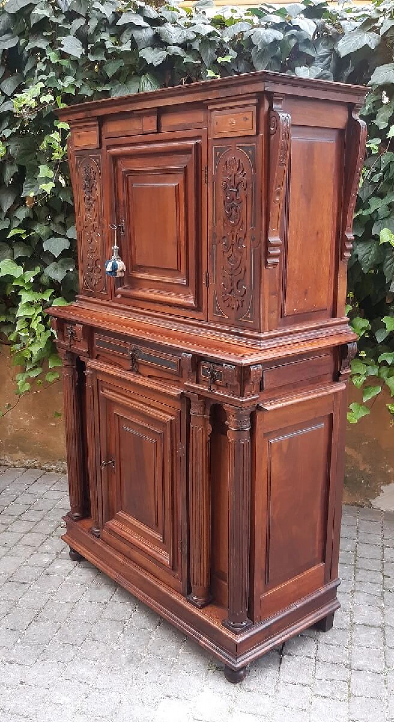 Two-body sideboard in filleted and carved walnut, late 18th century 9