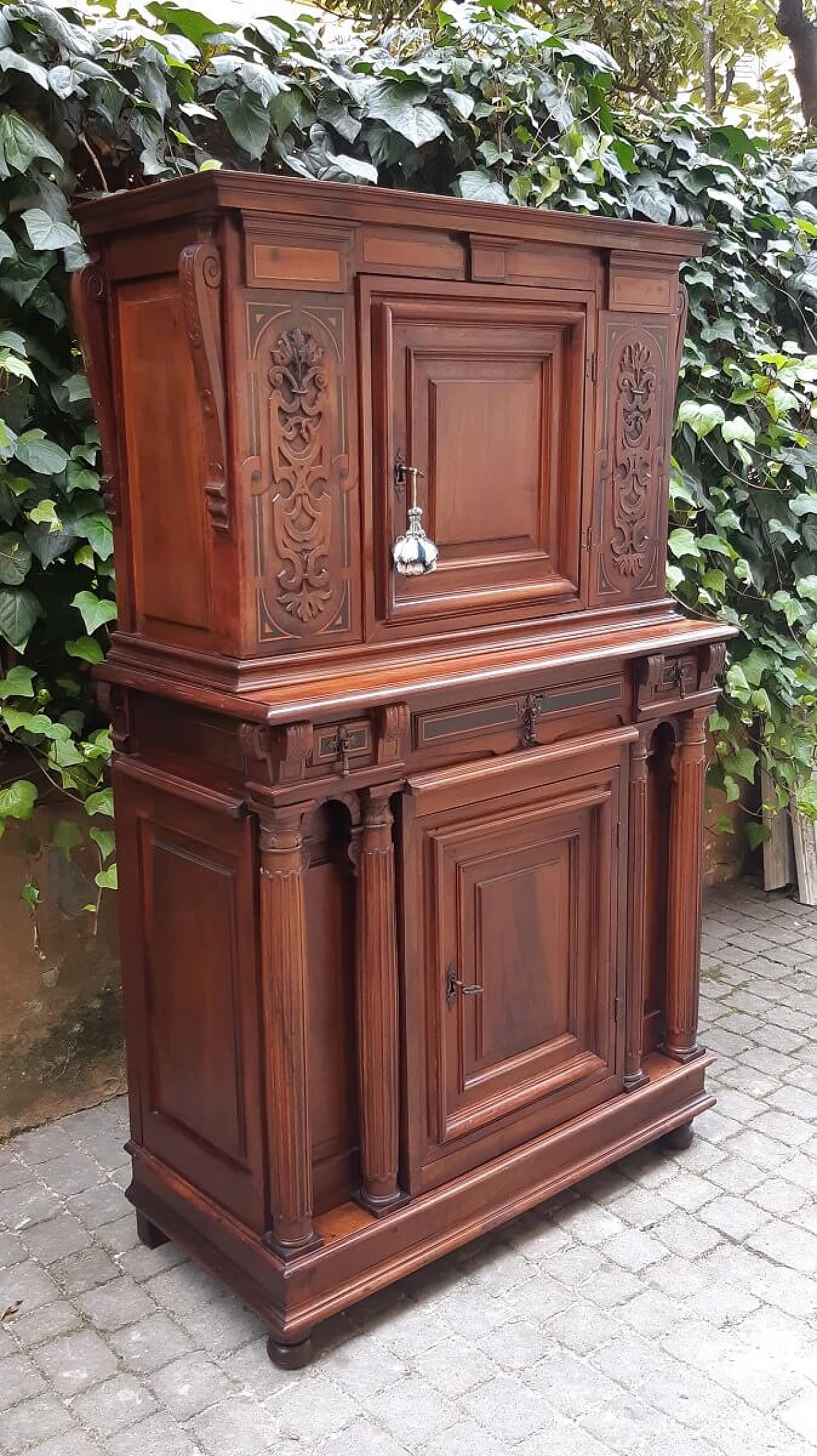 Two-body sideboard in filleted and carved walnut, late 18th century 11