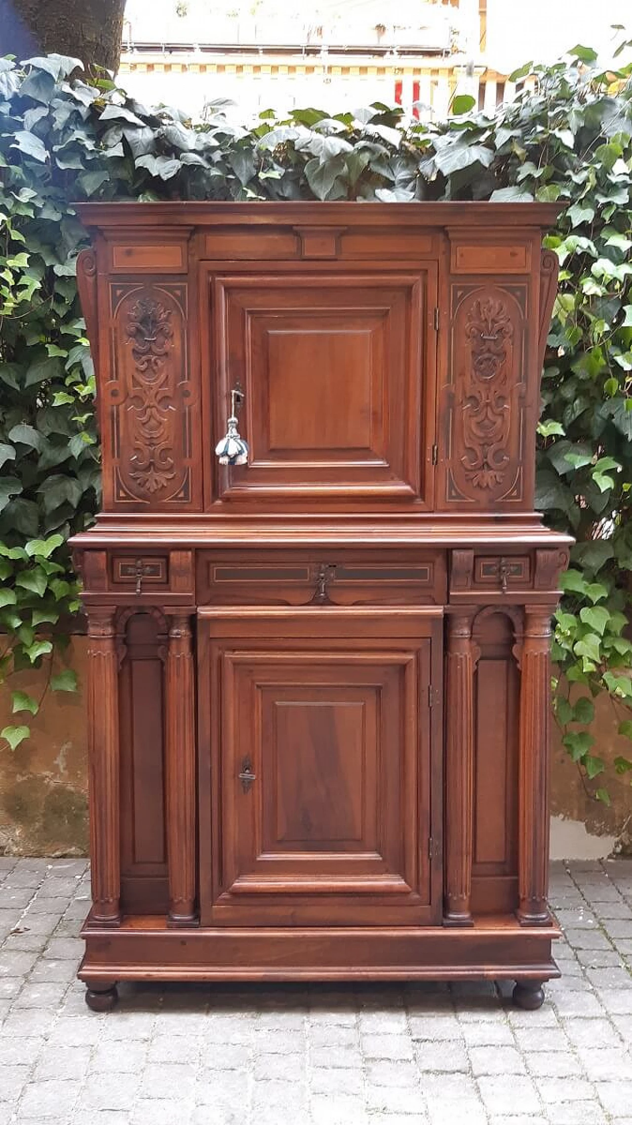 Two-body sideboard in filleted and carved walnut, late 18th century 12
