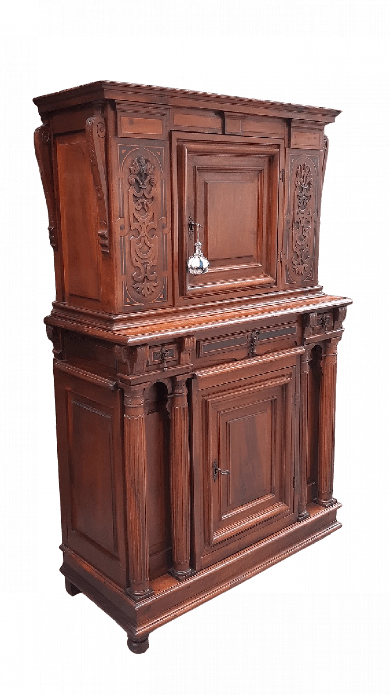 Two-body sideboard in filleted and carved walnut, late 18th century 13