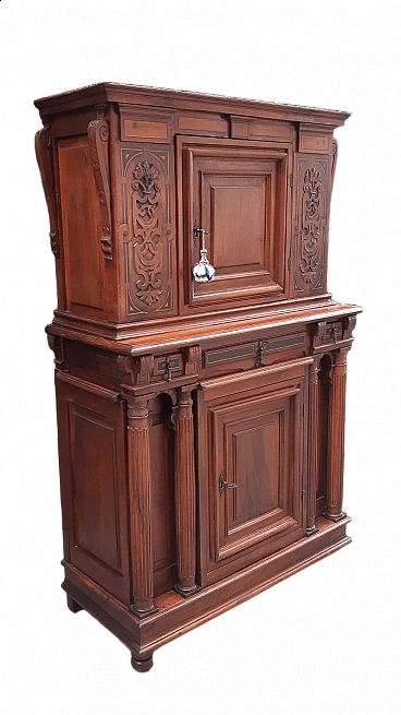 Credenza a due corpi in noce filettato e intagliato, fine '700