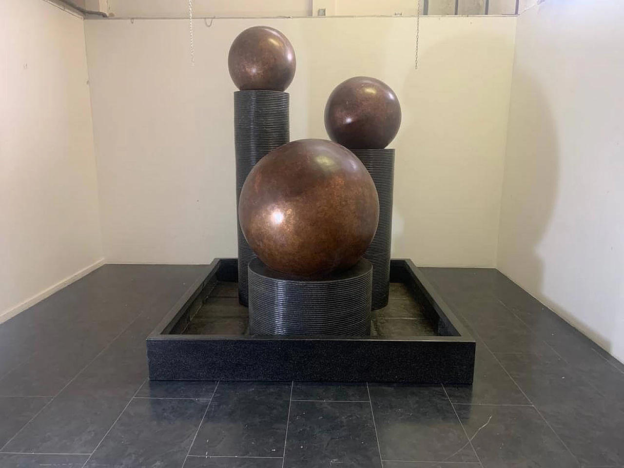 Fontana in vetroresina con sfere di rame rotanti di Ravi Shing, 1990 15