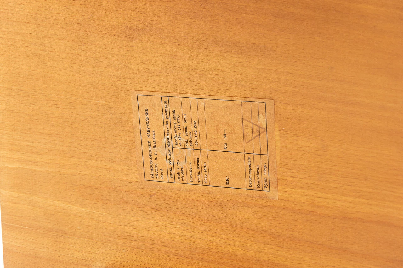 Tavolino in faggio di František Jirák per Tatra Nábytok, anni '60 10