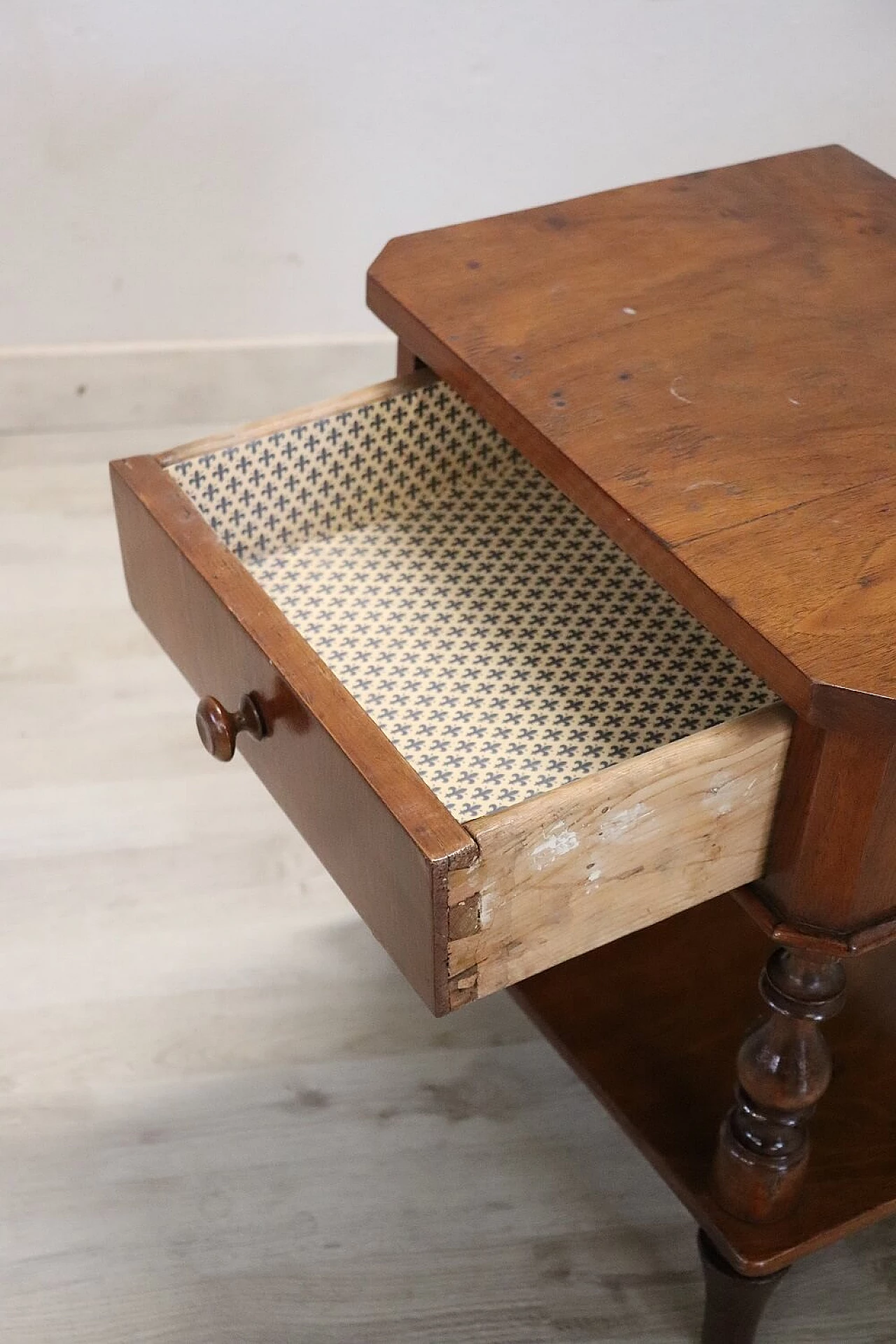 Walnut bedside table with turned legs, 19th century 5