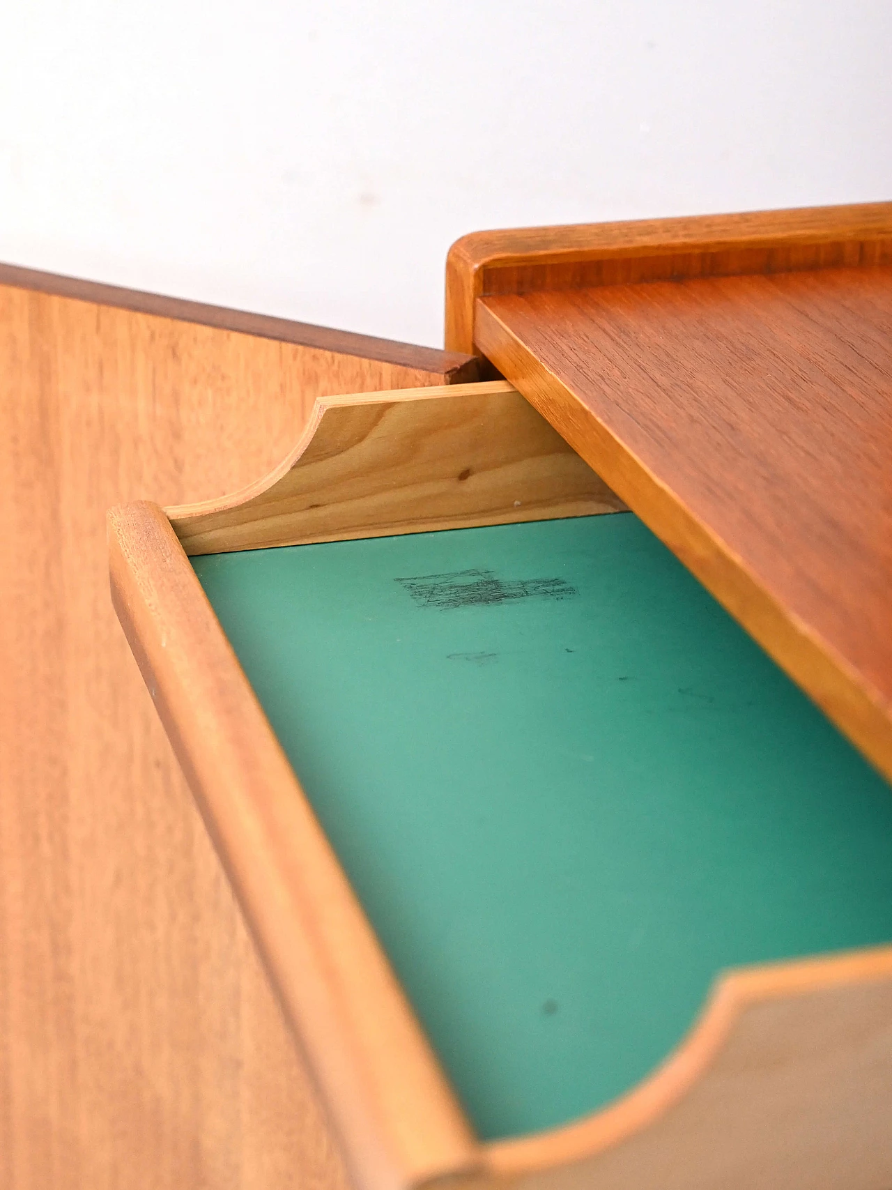 Libreria con ante a battente in teak, anni '60 9