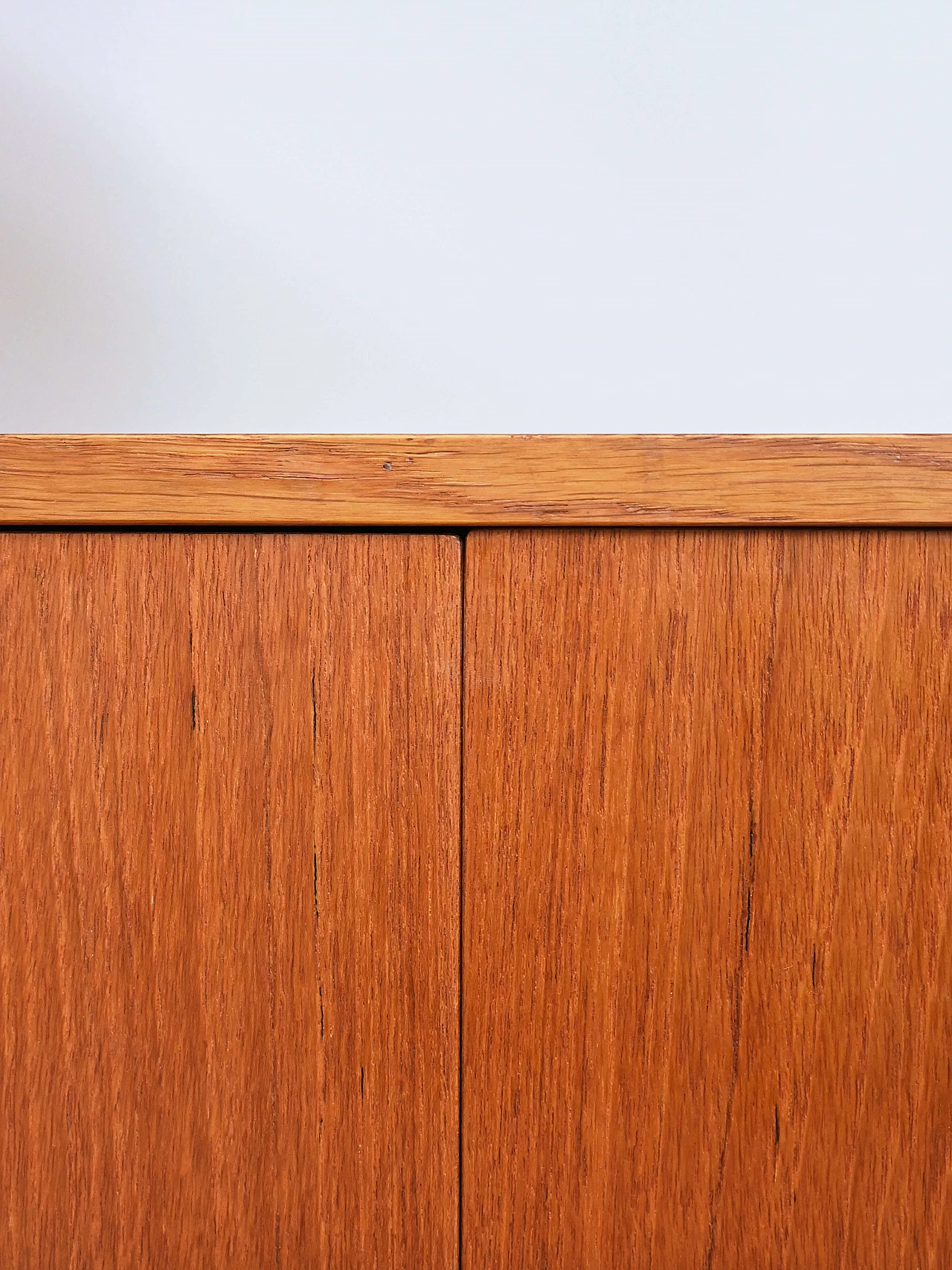 Libreria con ante a battente in teak, anni '60 10