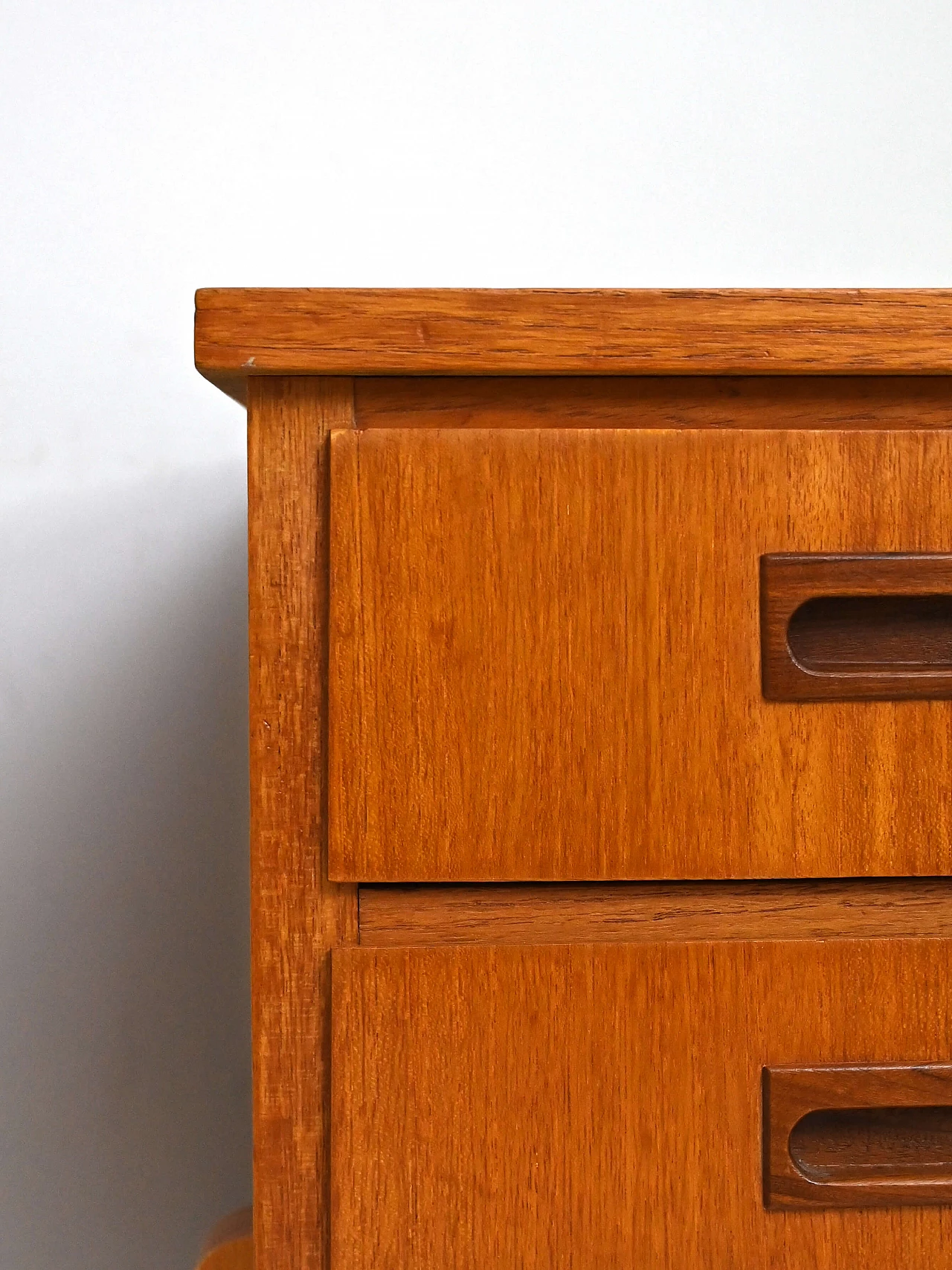 Teak desk with drawers on the sides, 1960s 10