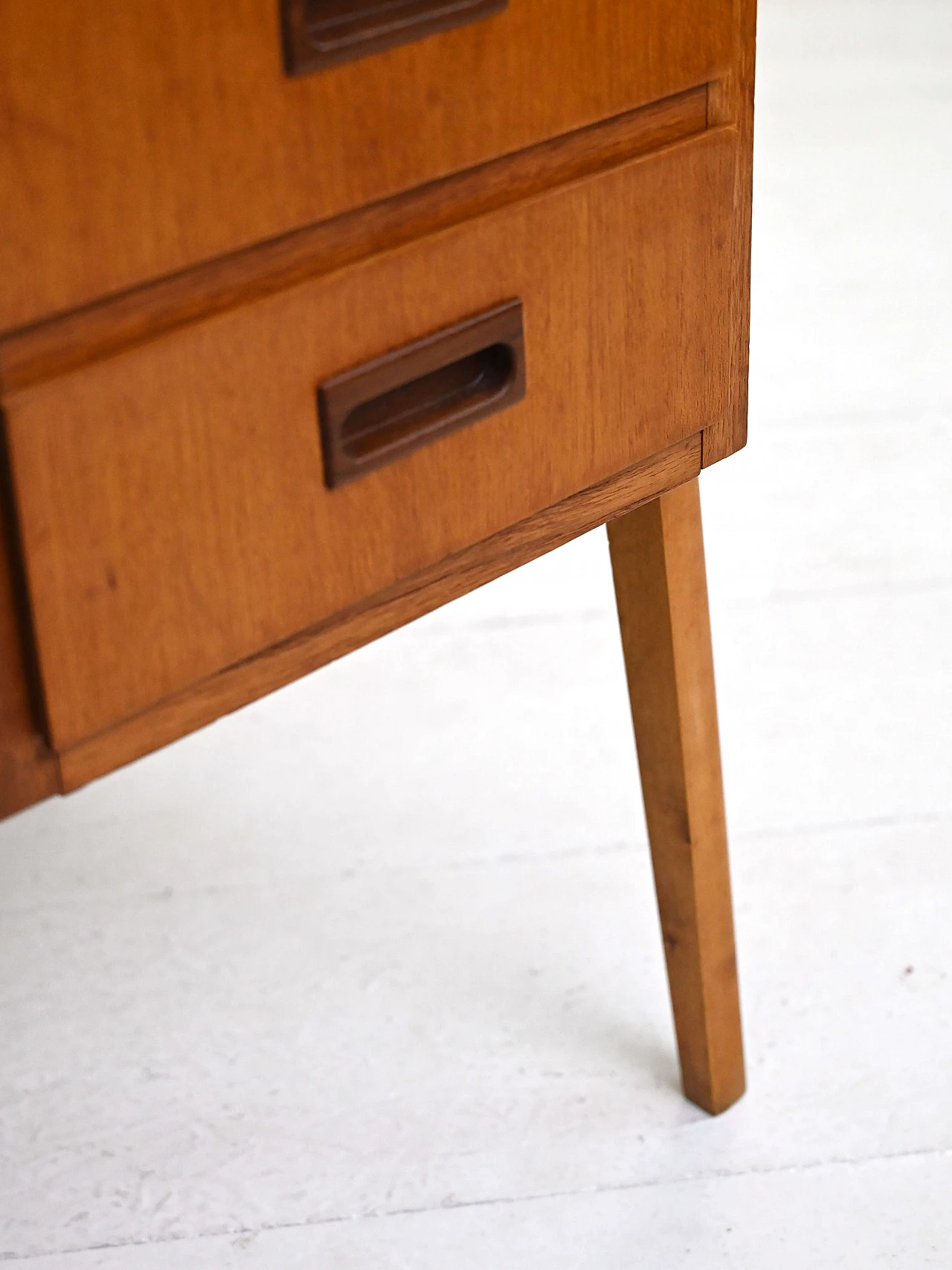 Teak desk with drawers on the sides, 1960s 12