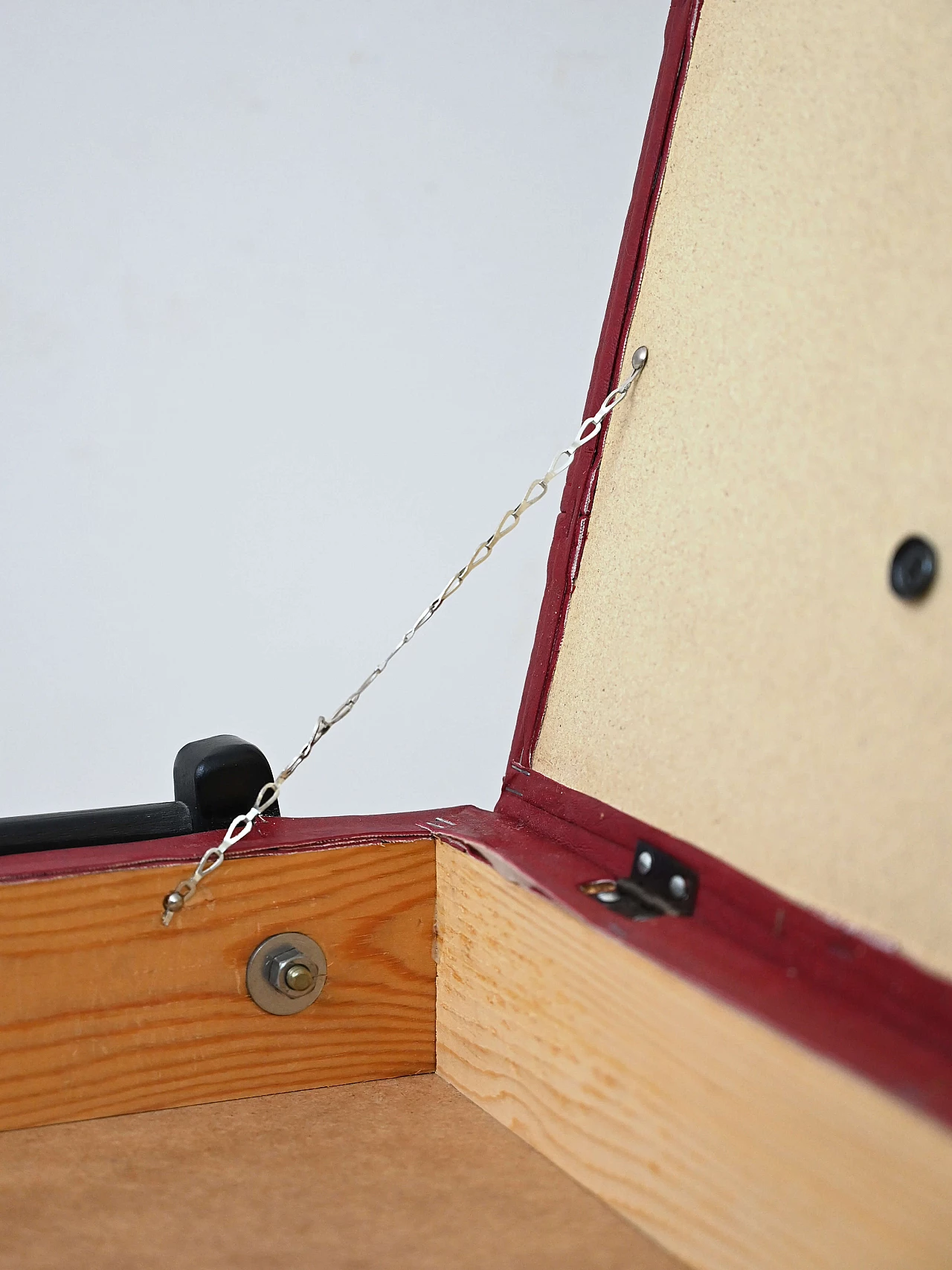 Sgabello contenitore in legno e similpelle, anni '60 7