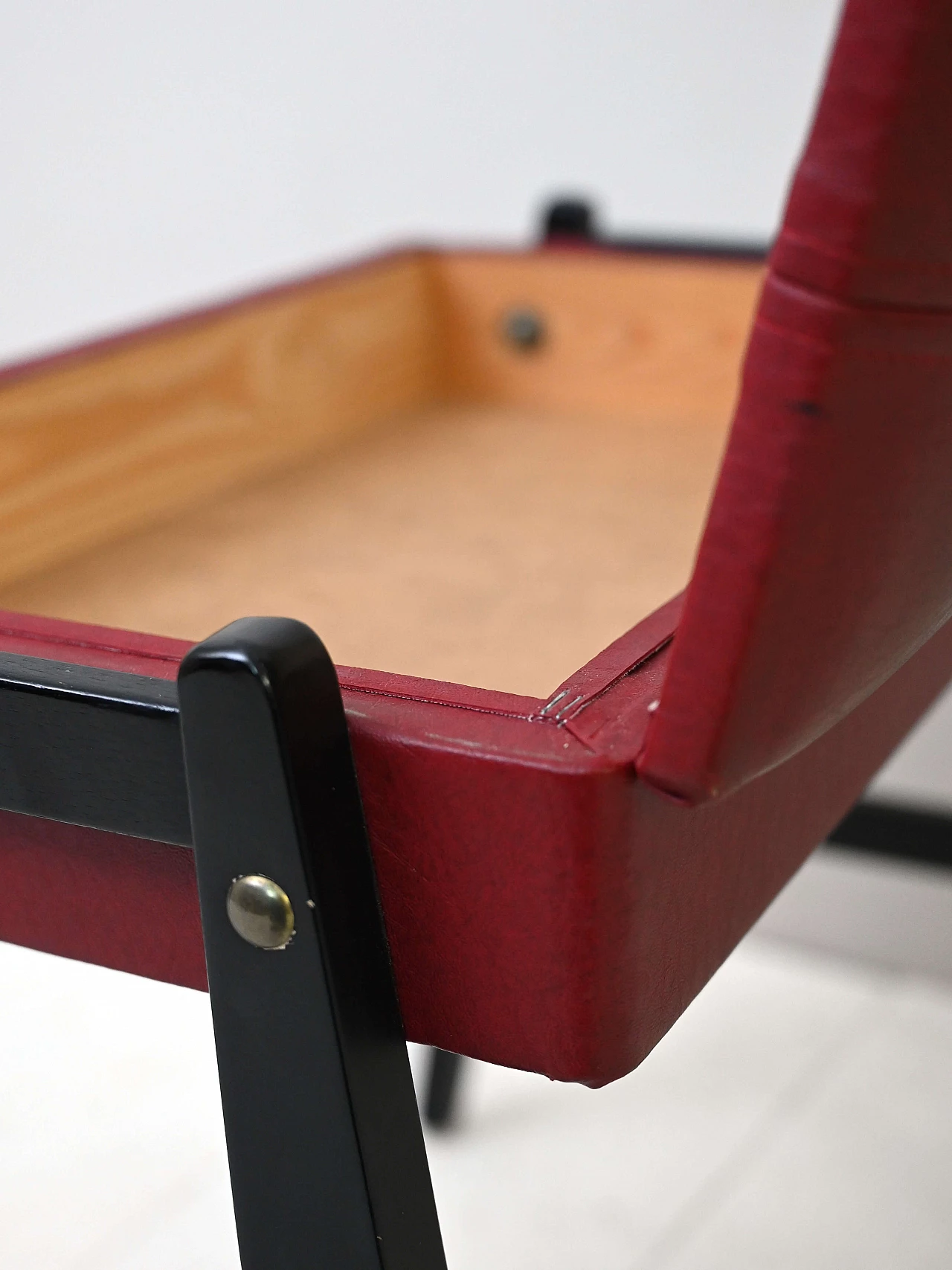 Sgabello contenitore in legno e similpelle, anni '60 8