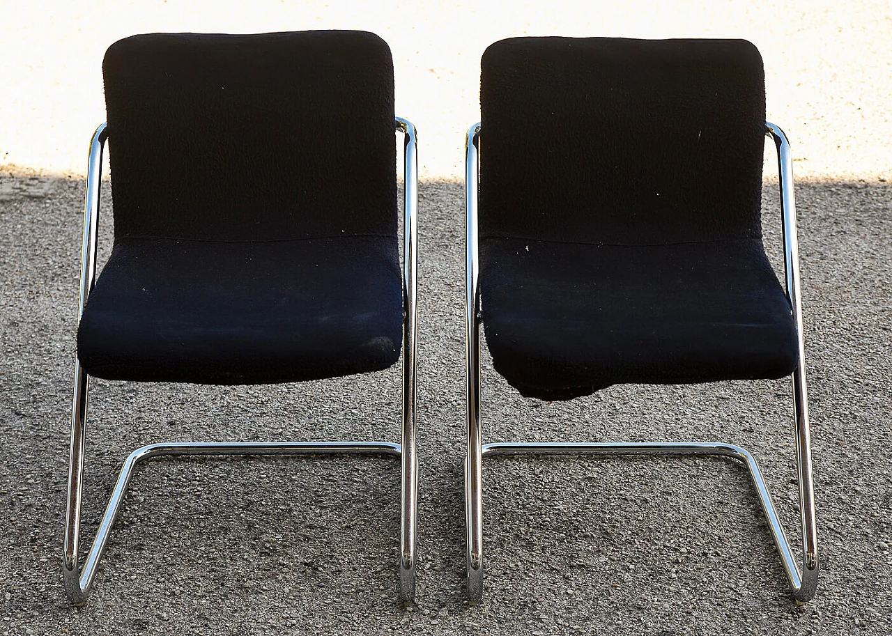 Coppia di sedie in acciaio e velluto blu, anni '60 1