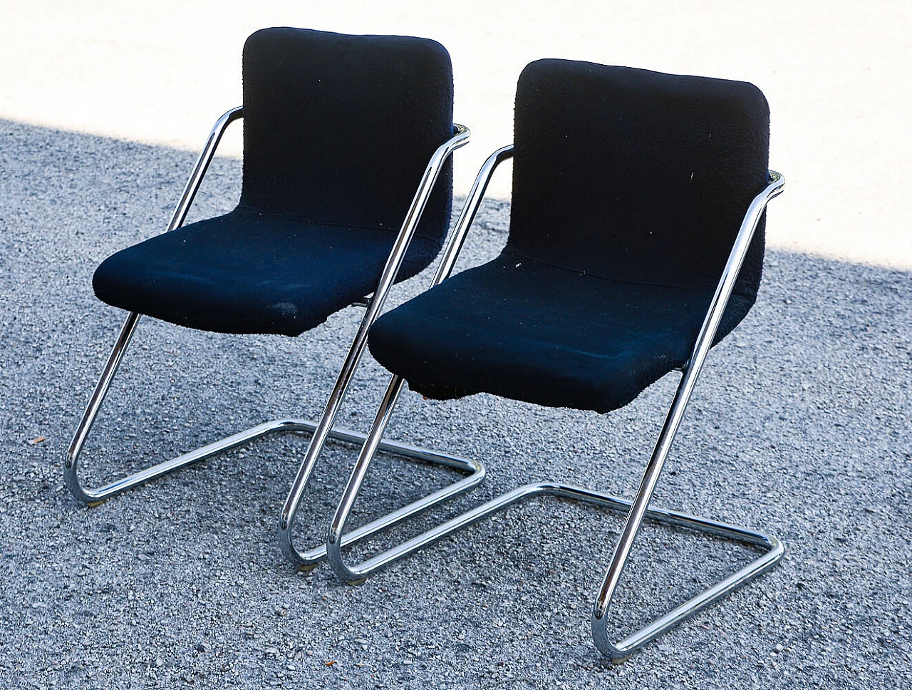 Coppia di sedie in acciaio e velluto blu, anni '60 2