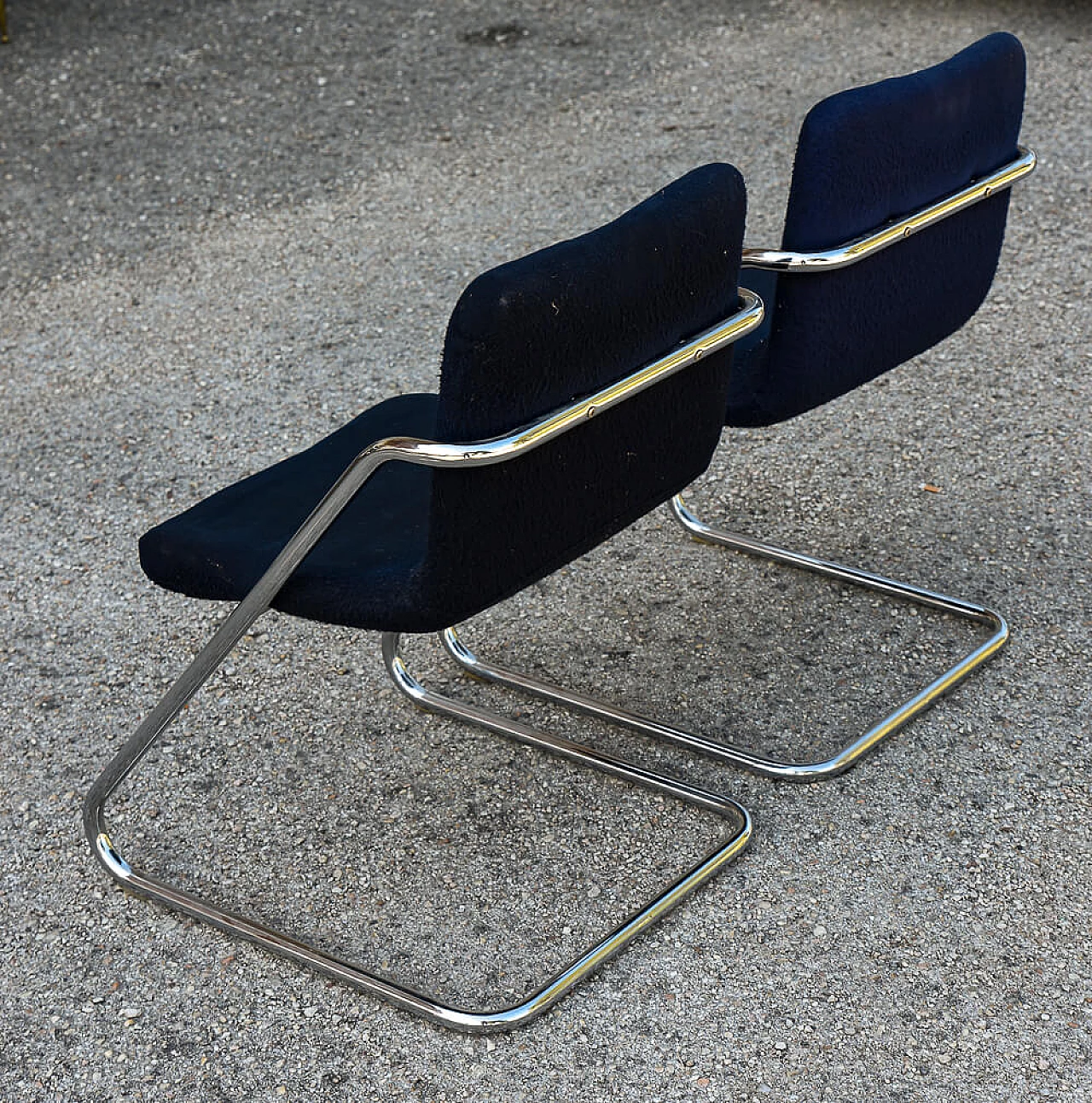 Coppia di sedie in acciaio e velluto blu, anni '60 3