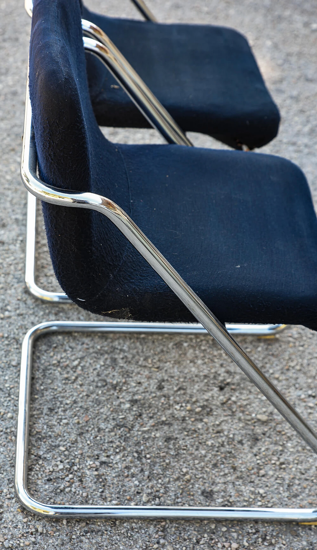Coppia di sedie in acciaio e velluto blu, anni '60 5