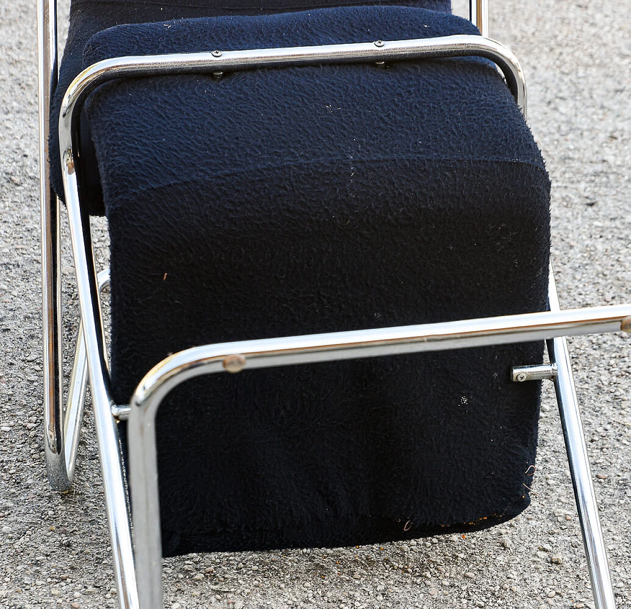 Coppia di sedie in acciaio e velluto blu, anni '60 6