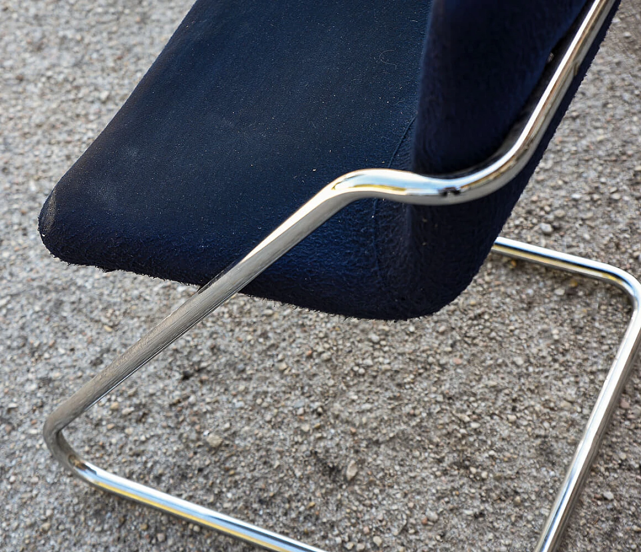 Coppia di sedie in acciaio e velluto blu, anni '60 7