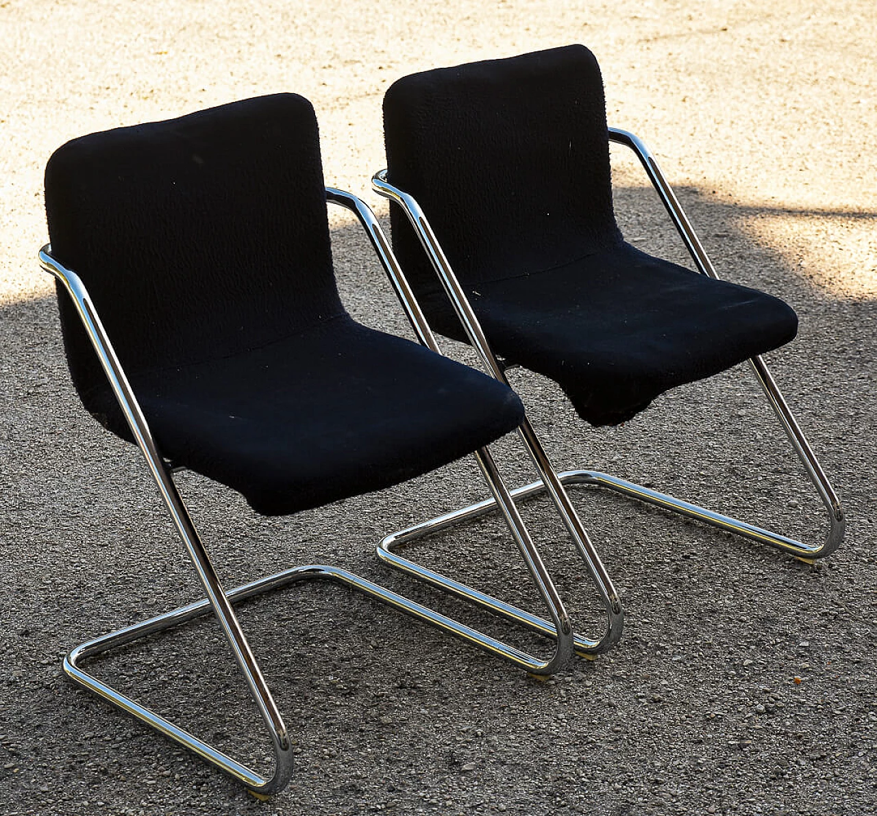 Coppia di sedie in acciaio e velluto blu, anni '60 8
