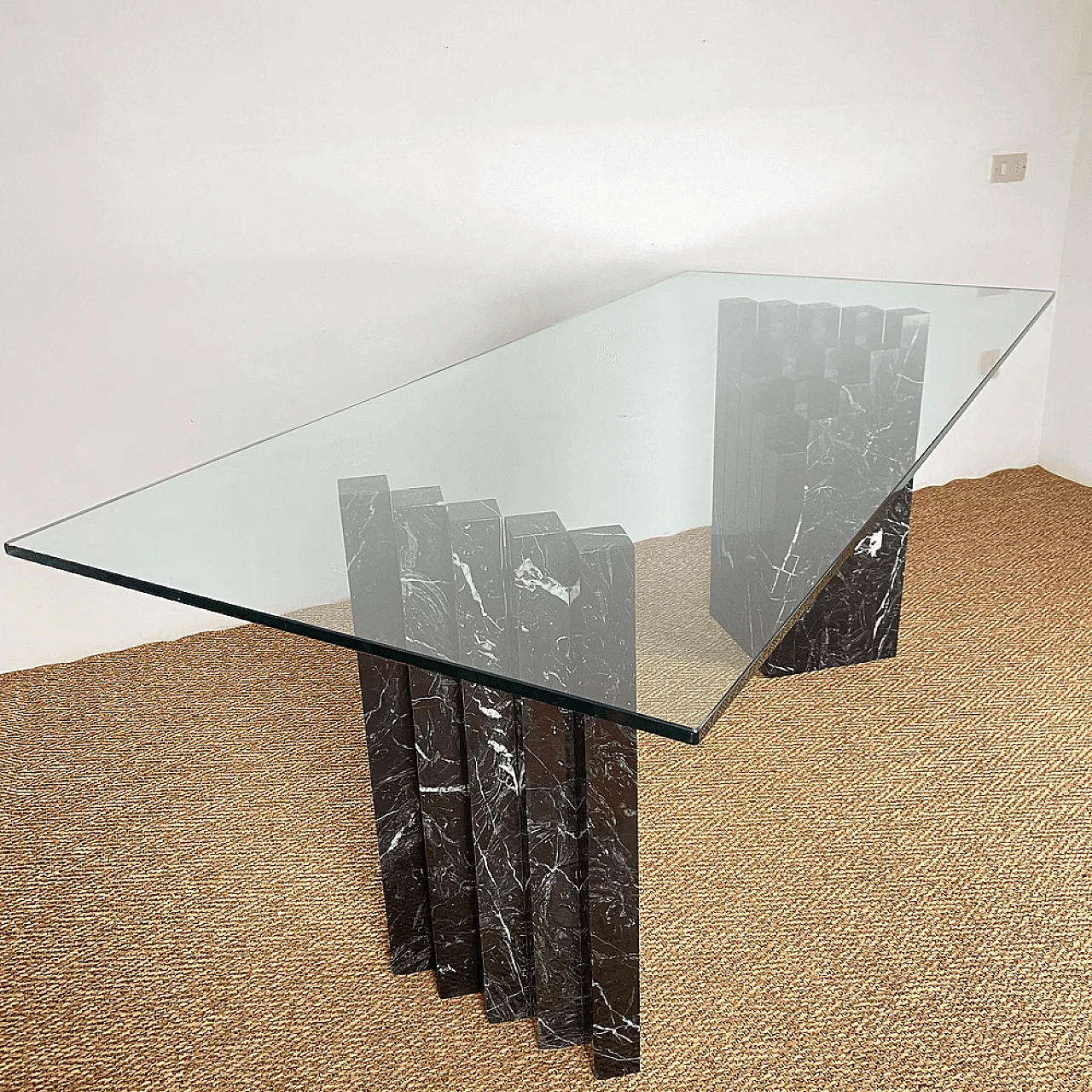 Tavolo con piano in cristallo e base in marmo 3
