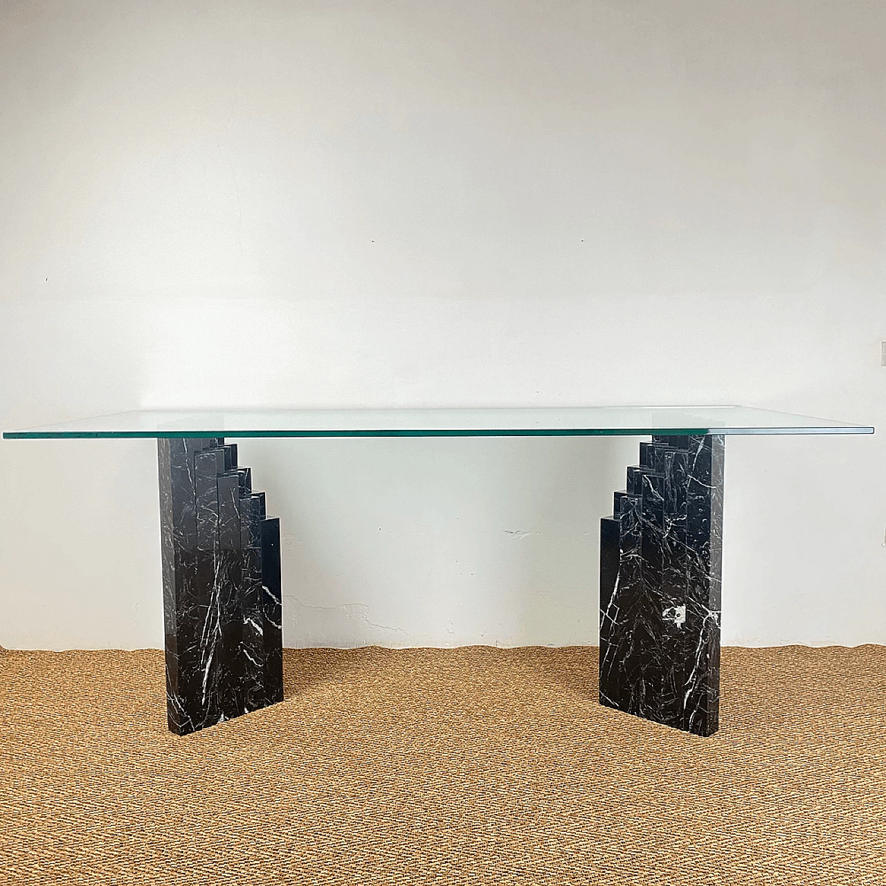 Tavolo con piano in cristallo e base in marmo 4