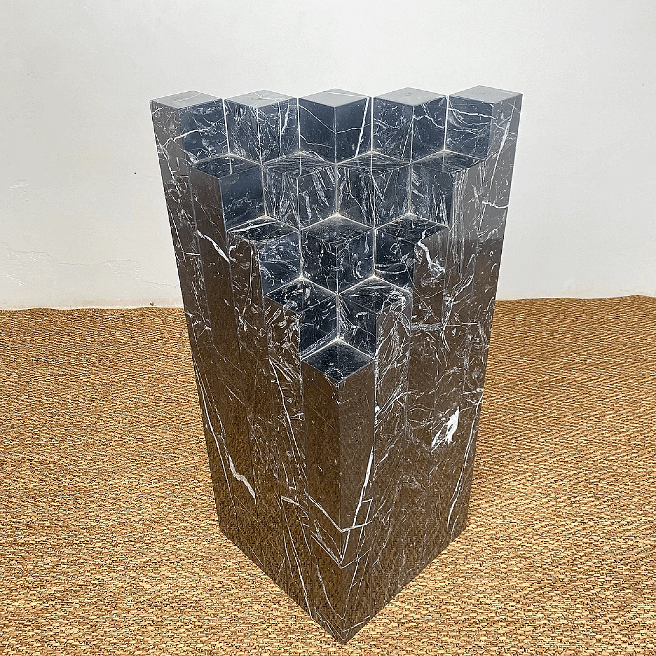 Tavolo con piano in cristallo e base in marmo 11