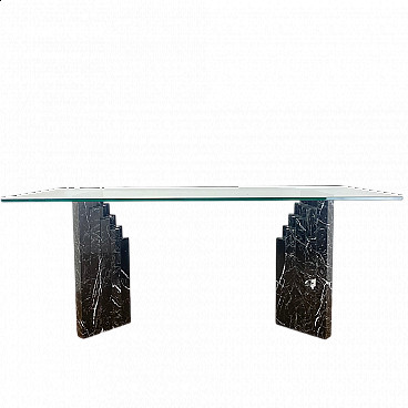 Tavolo con piano in cristallo e base in marmo
