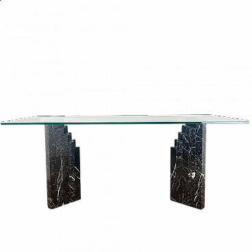 Tavolo con piano in cristallo e base in marmo