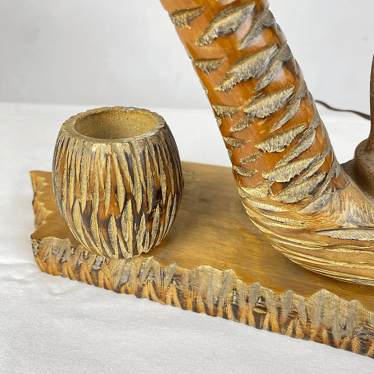 Lampada da tavolo a forma di pipa con posacenere di Aldo Tura 1