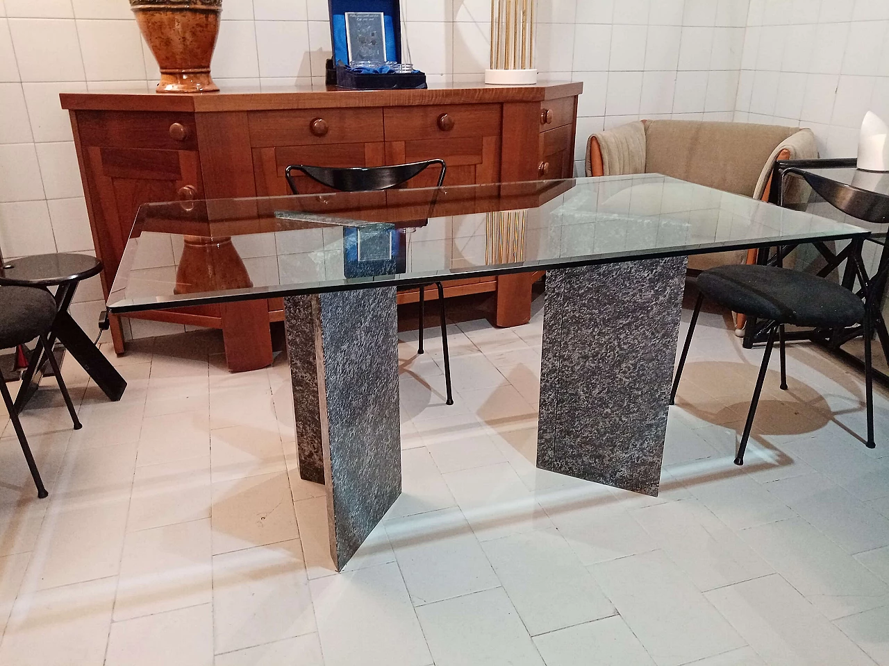 Tavolo in marmo con piano in vetro, anni '80 1