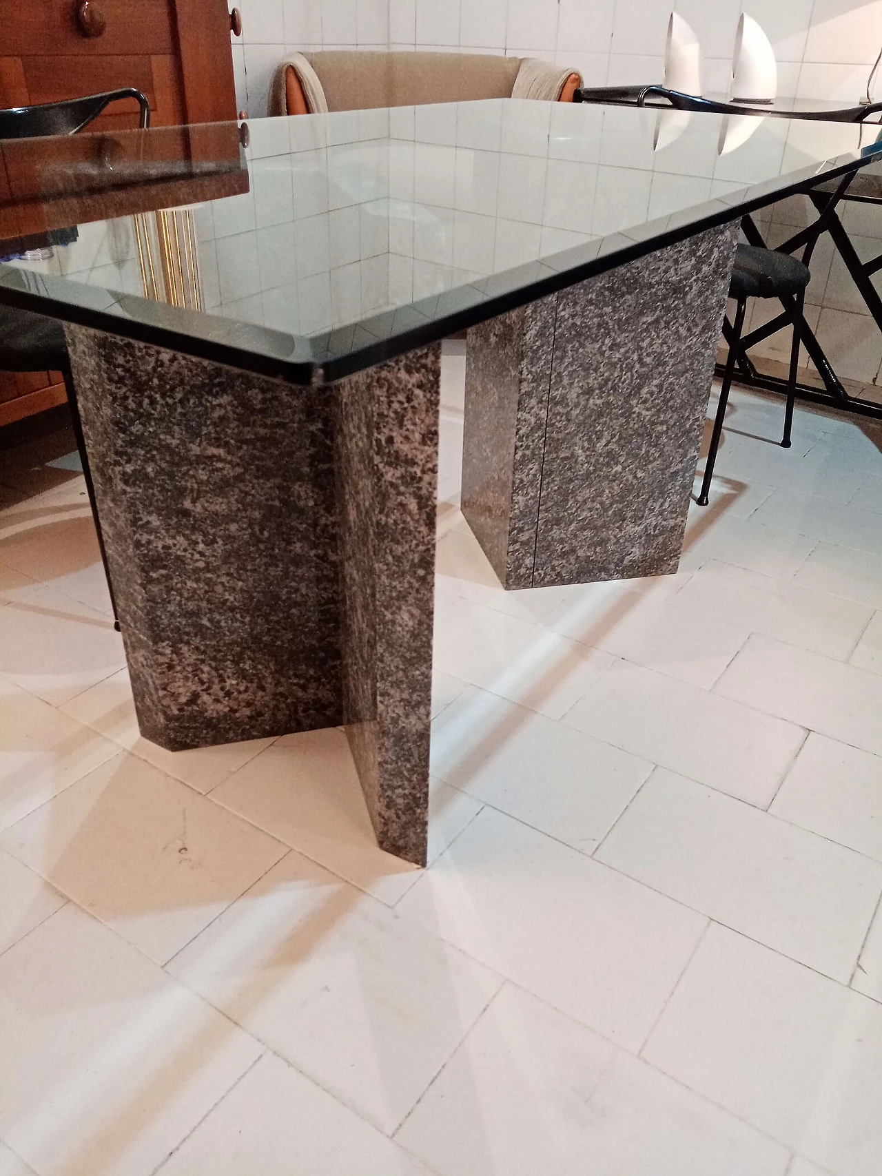 Tavolo in marmo con piano in vetro, anni '80 2