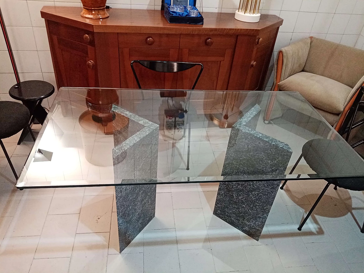 Tavolo in marmo con piano in vetro, anni '80 3