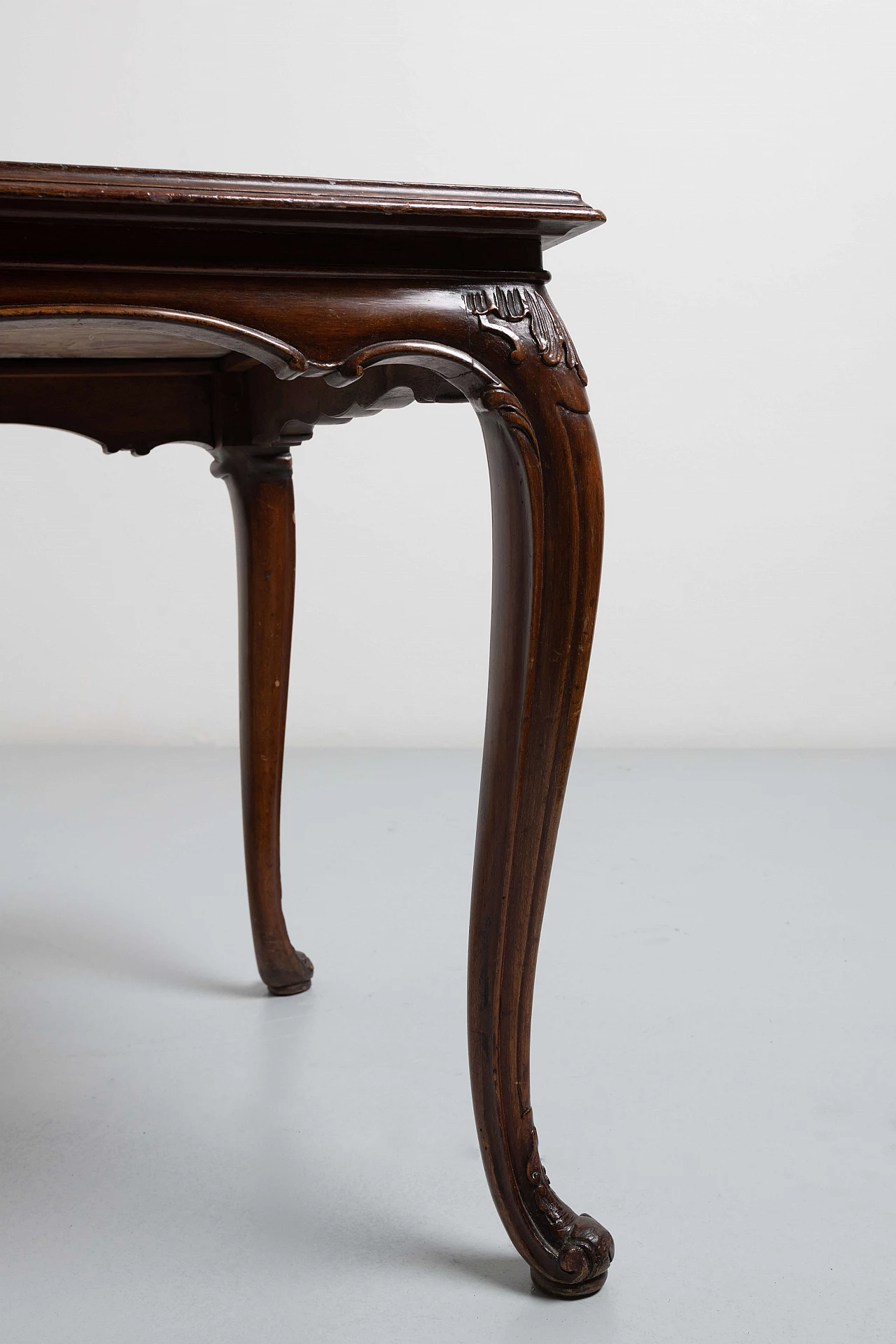 Wooden coffee table with curved legs and onyx top, 1950s 5