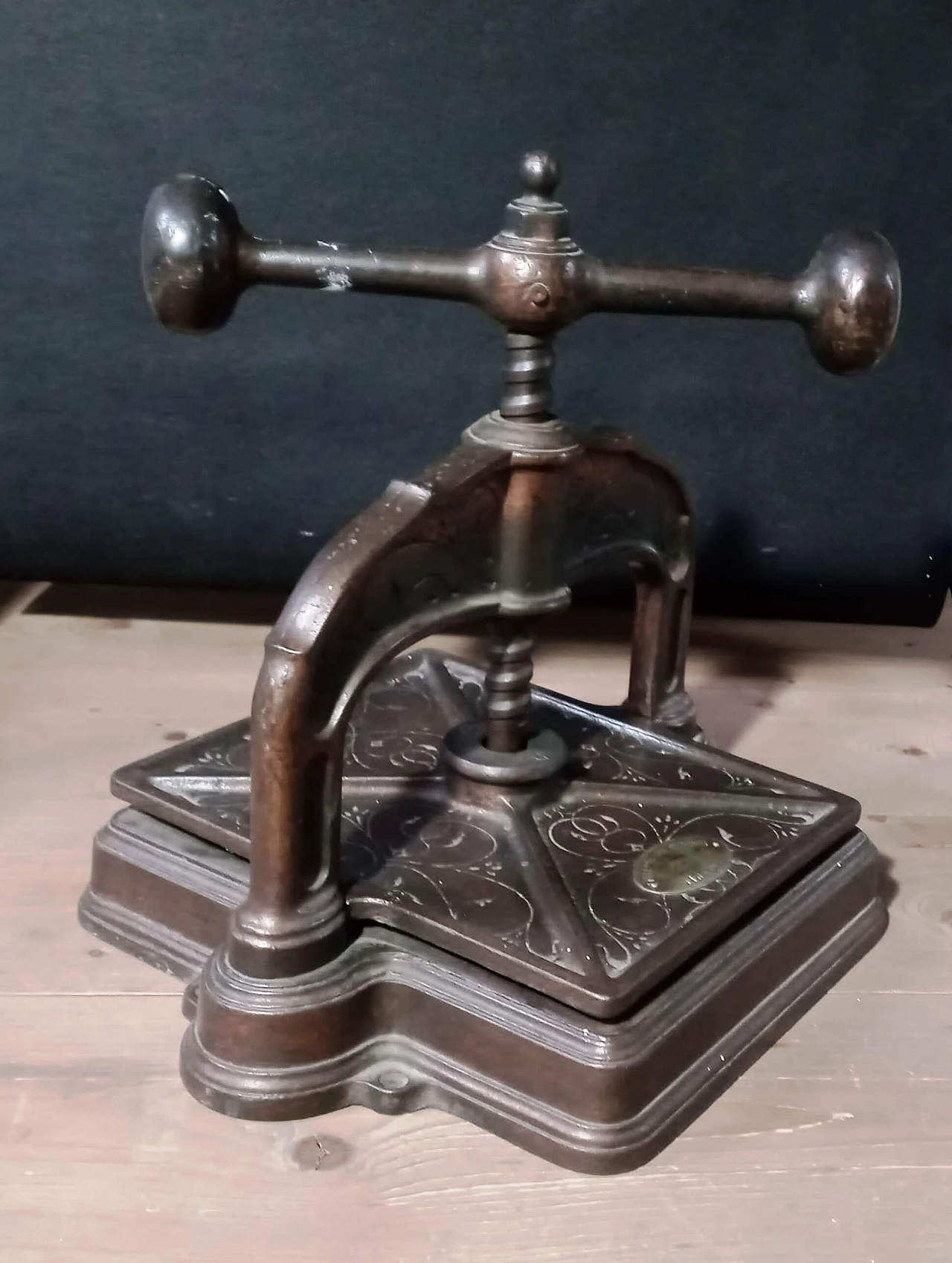 Manual bookbinding press, 19th century 4