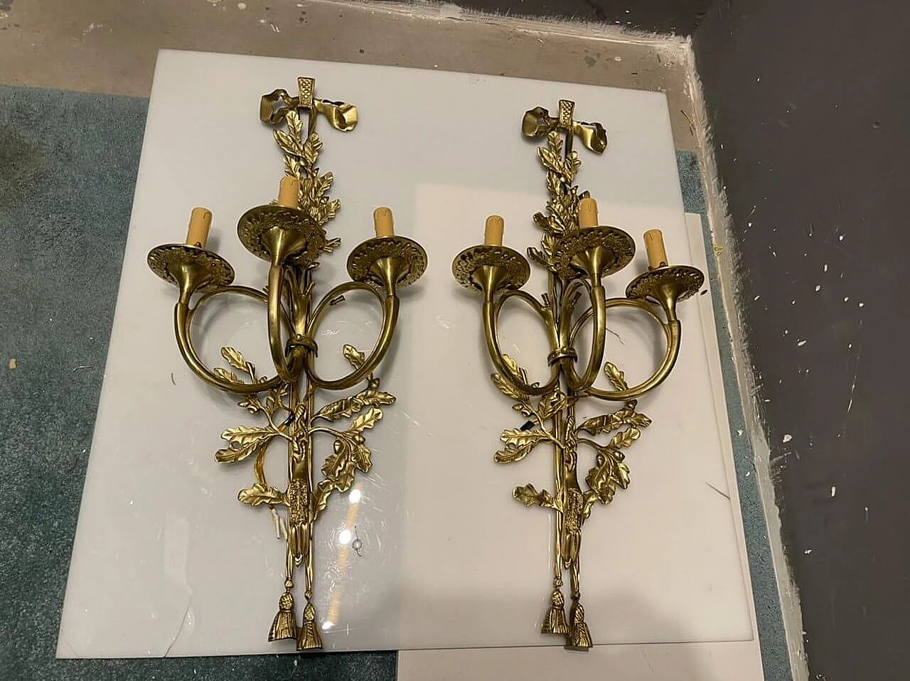 Coppia di applique in ottone con foglie di quercia, anni '70 3